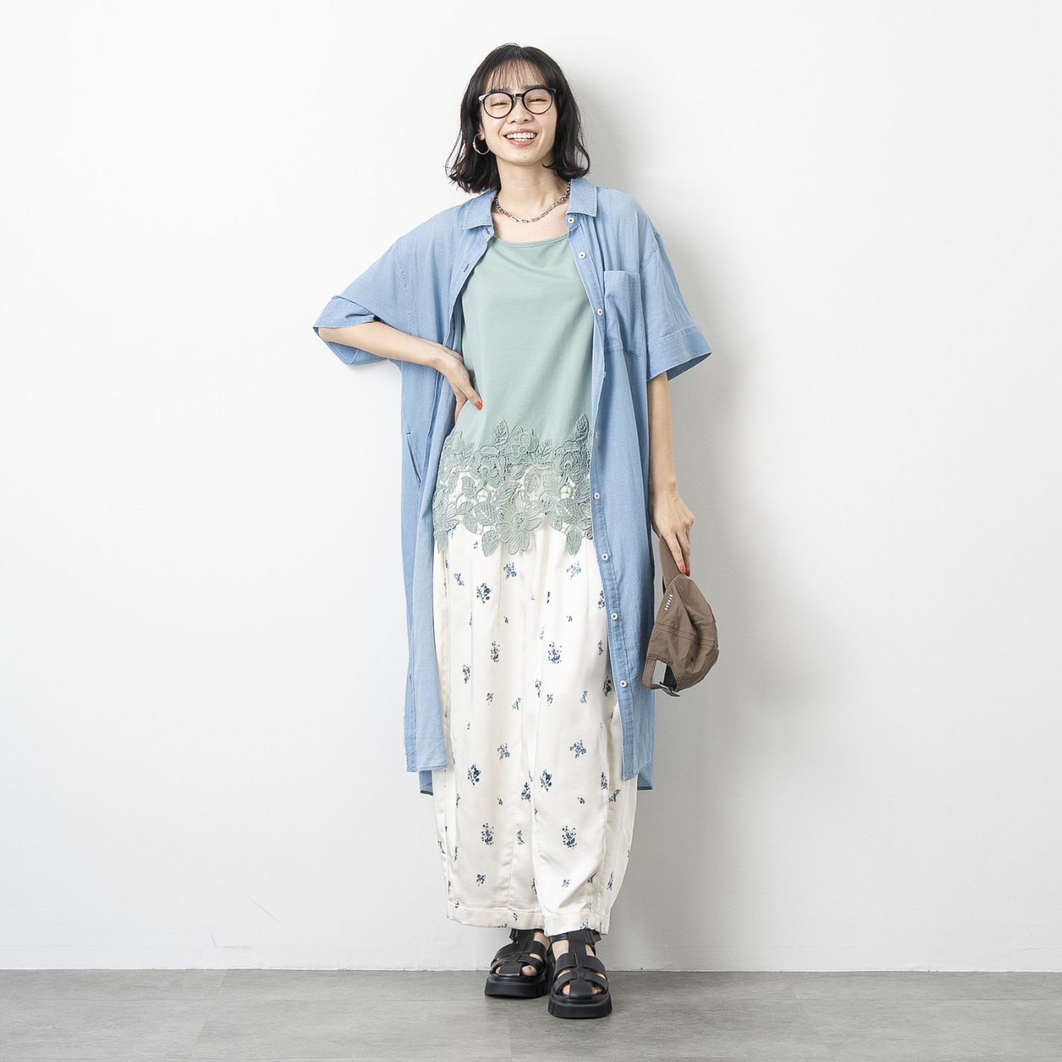 オン　ザ　エッジ 綿１００％ シアーな見た目 エアリーでやさしい肌心地 こだわりのシアーデニム ロングシャツブラウス