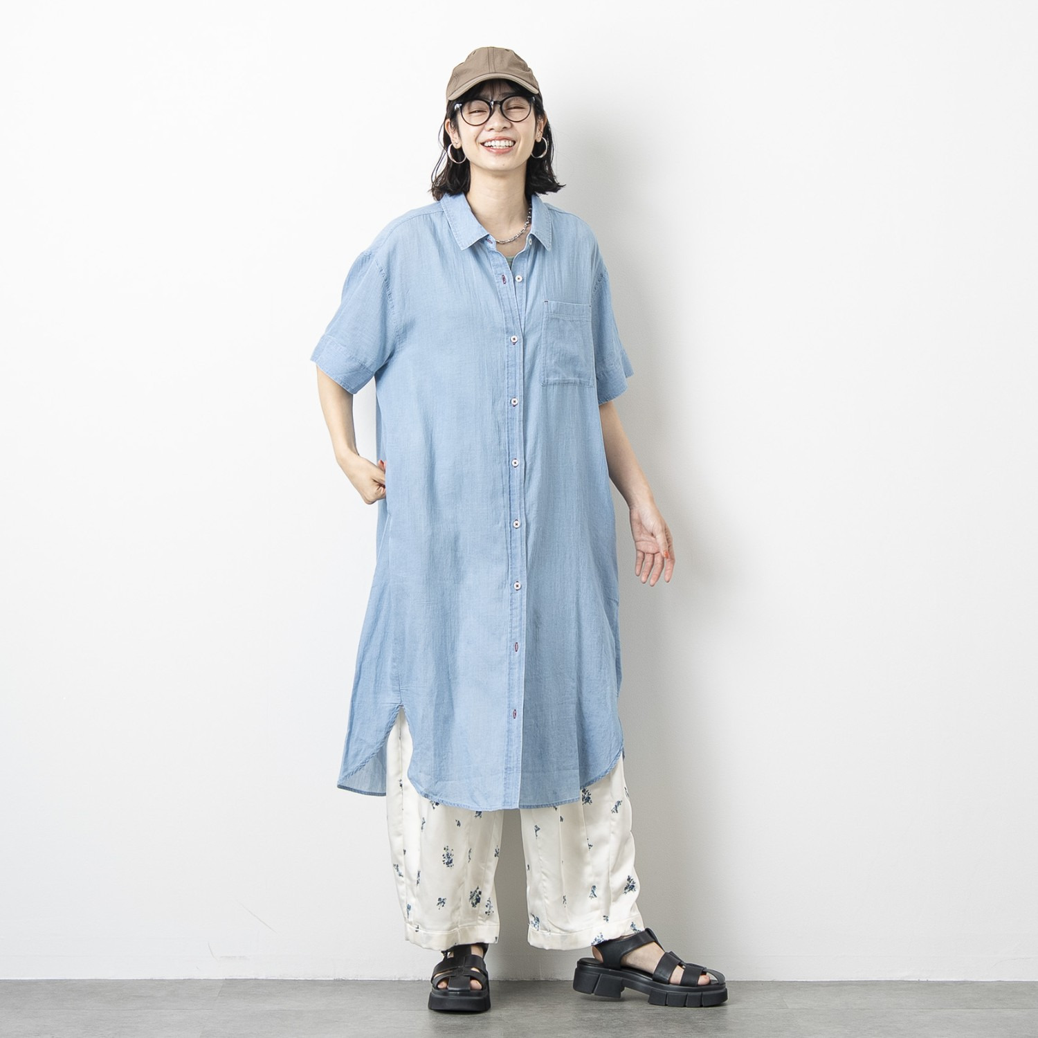 オン　ザ　エッジ 綿１００％ シアーな見た目 エアリーでやさしい肌心地 こだわりのシアーデニム ロングシャツブラウス
