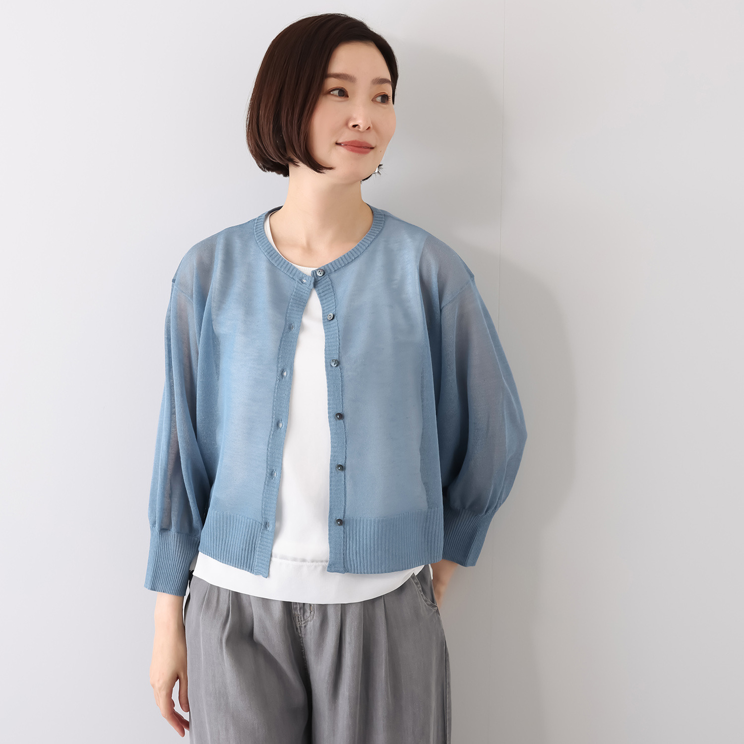 スタイル・ラヴィー バックロゴアクセント リネン混カーディガン