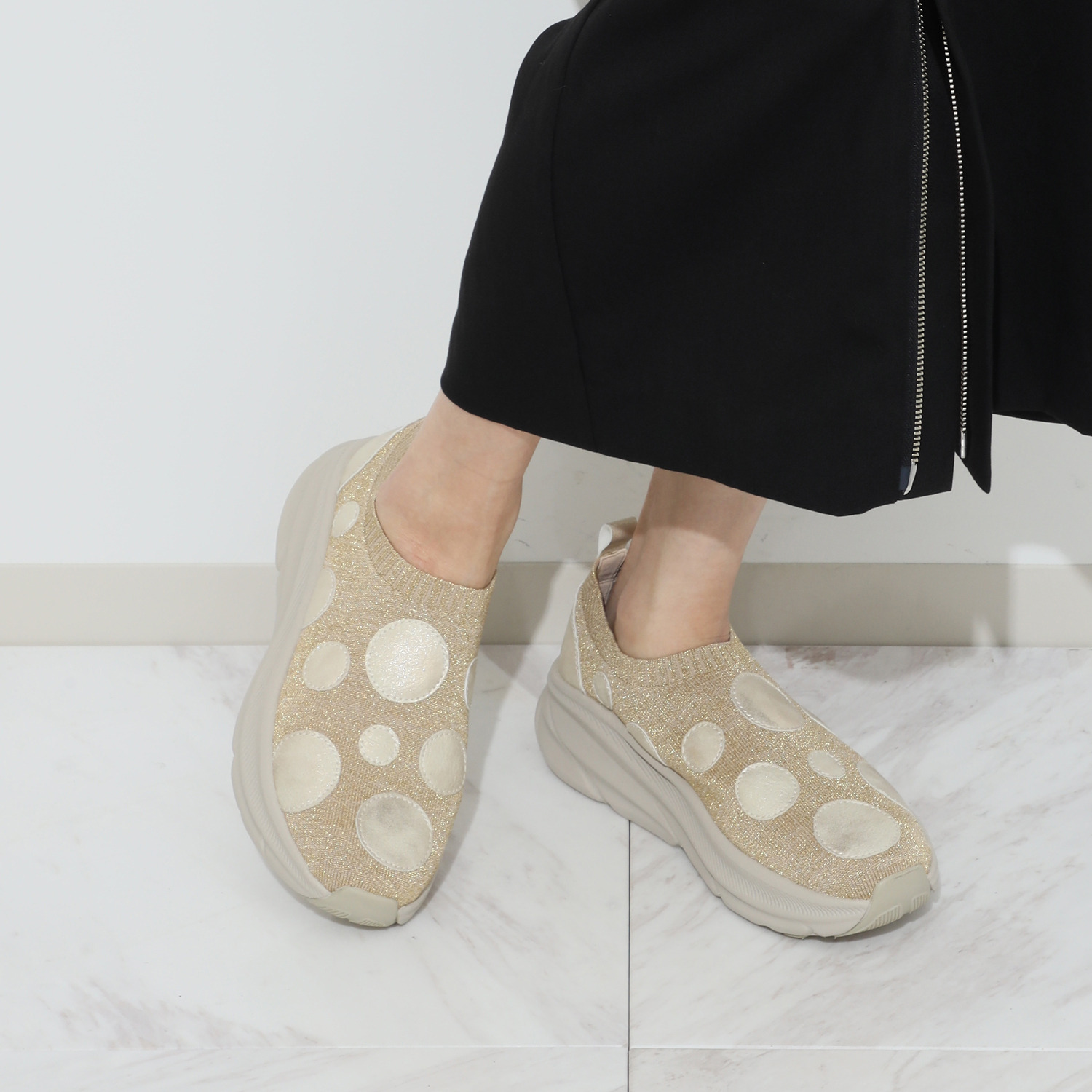 ゴムゴム 洗えてふんわり ドットモティーフ 軽量厚底スニーカー