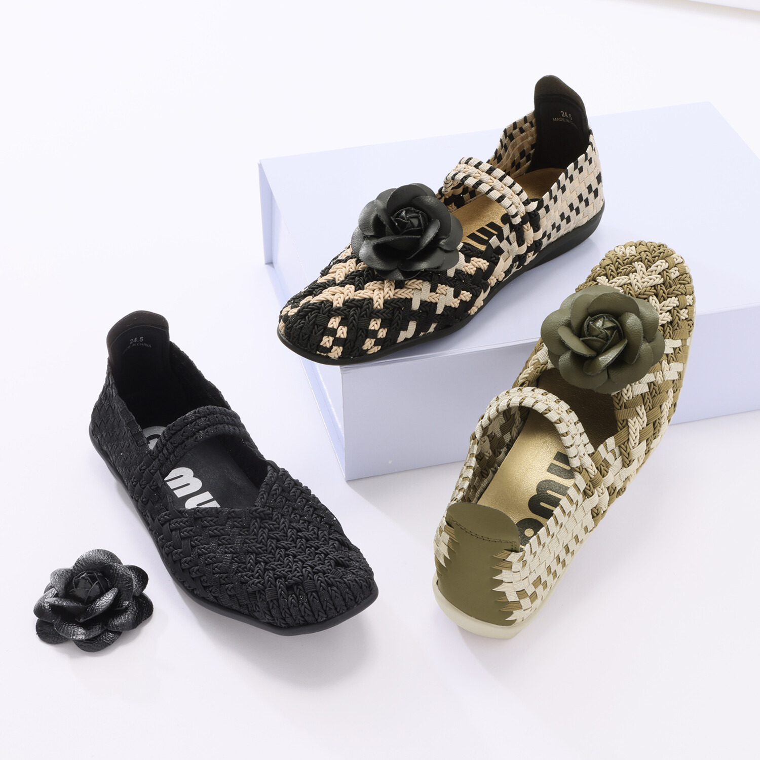 ゴムゴム 手作りコサージュ付 足に吸い付く履き心地 綺麗見せフラットシューズ