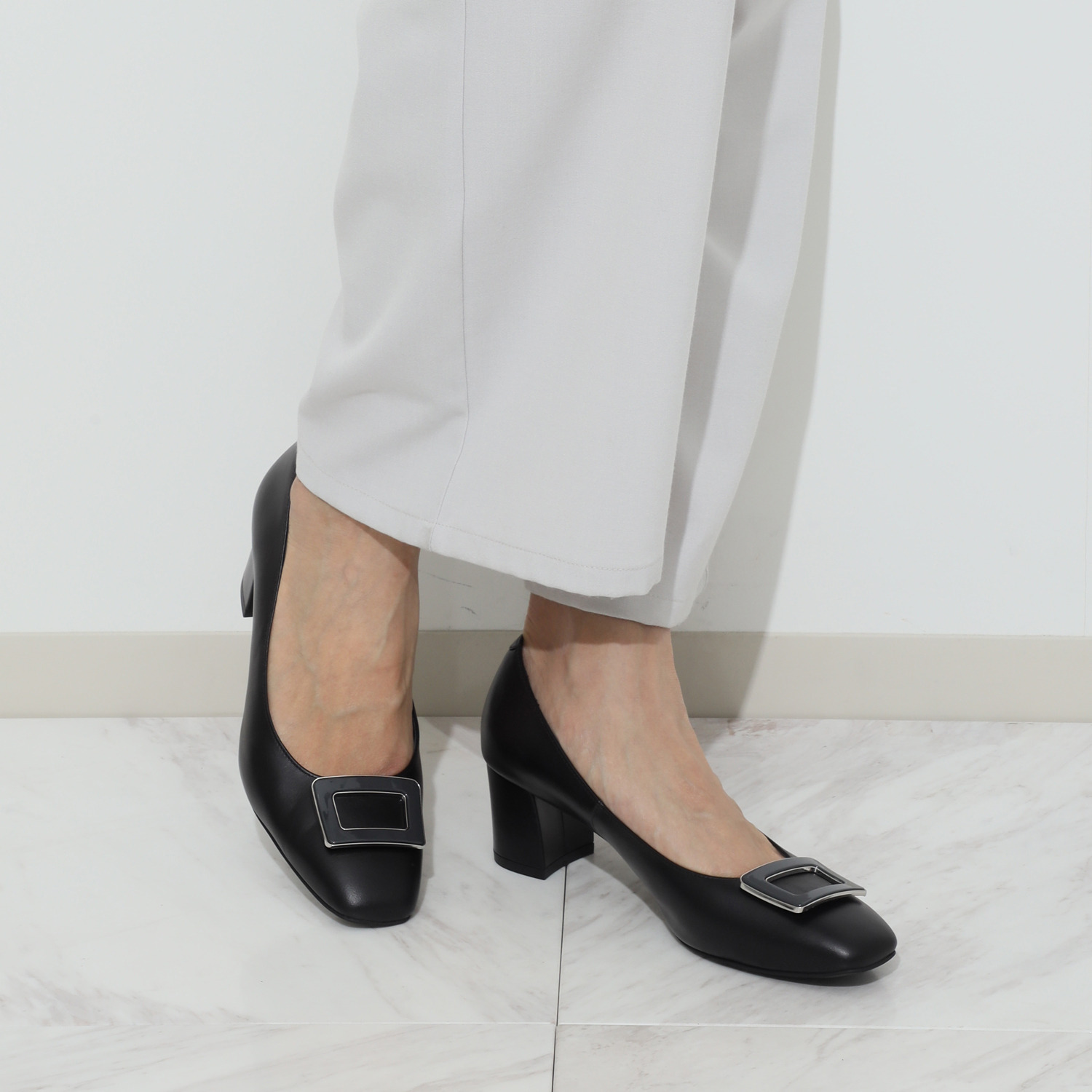 卑弥呼 スクエアバックル チャンキーヒール パンプス