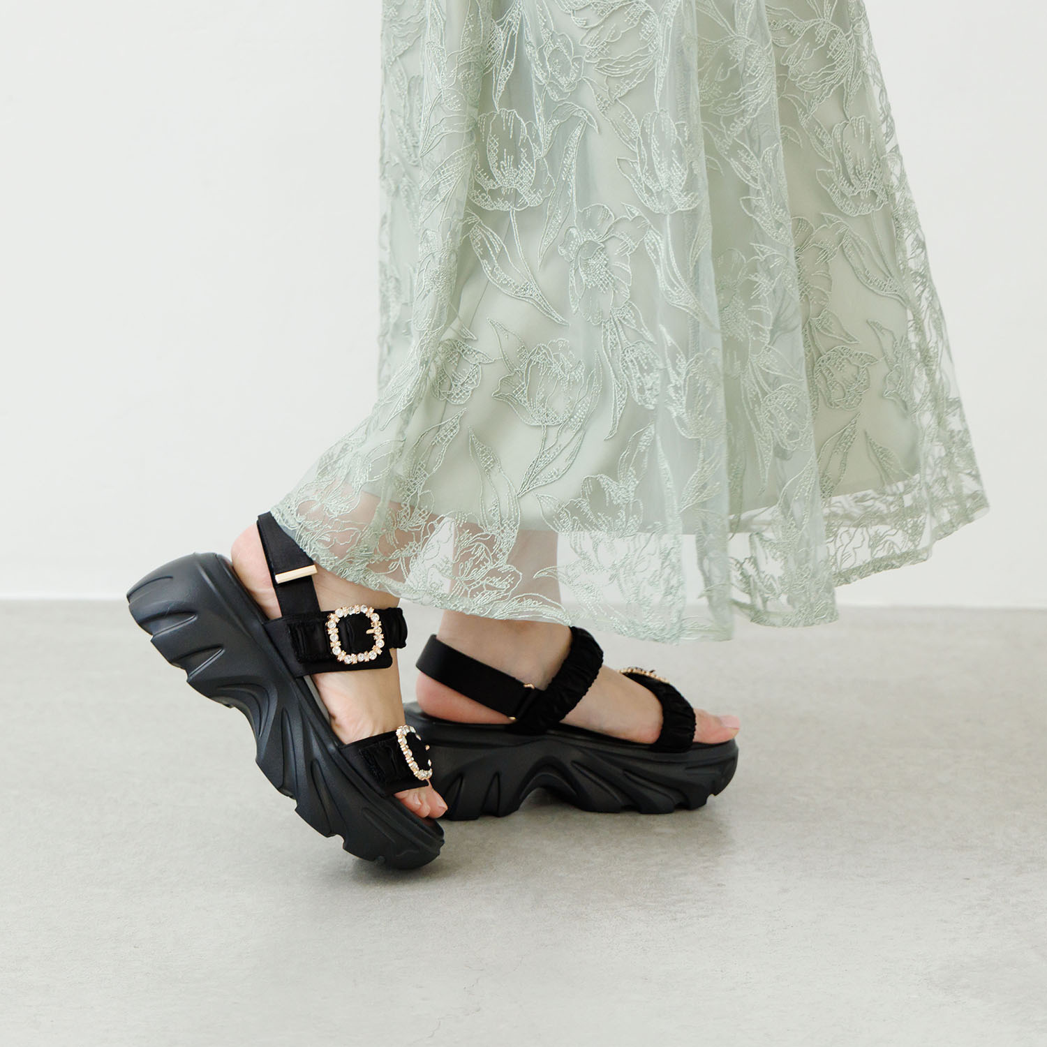 ニカル ビジュウバックル サテンベルト ボリュームサンダル