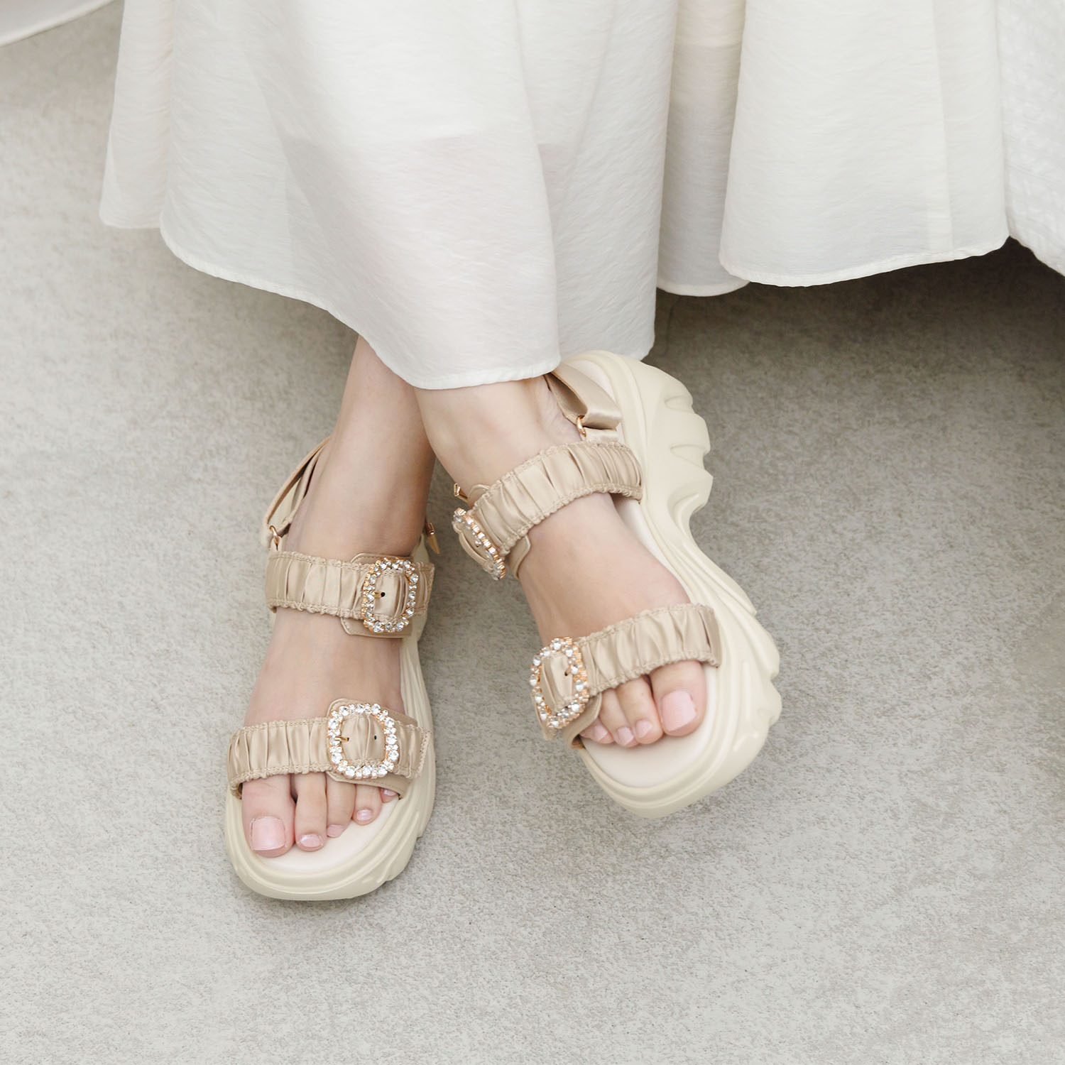 ニカル ビジュウバックル サテンベルト ボリュームサンダル