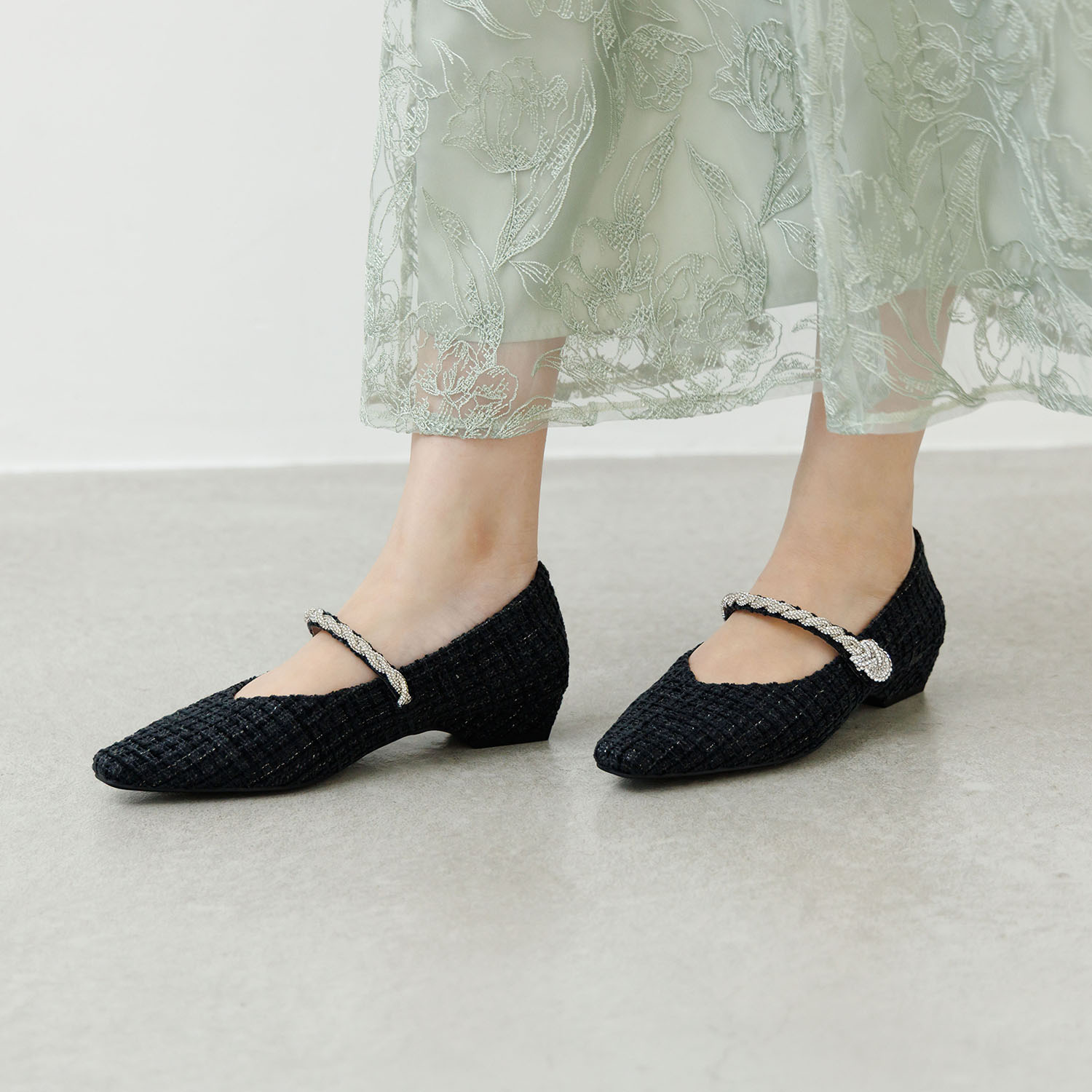 ニカル ビジュウストラップ ツイードパンプス