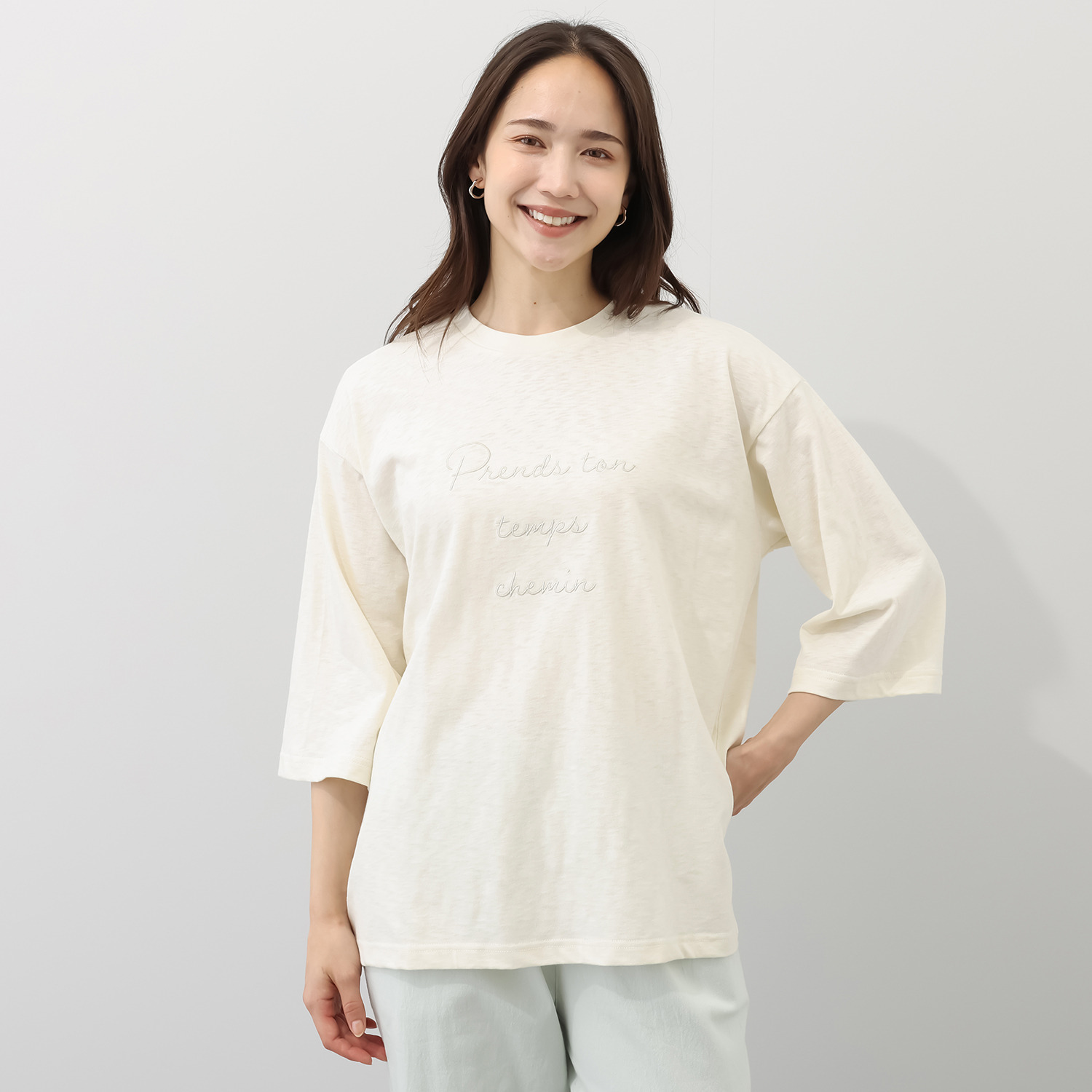 エムエムオー 刺しゅうのロゴが目を惹く 綿１００％ 七分袖 クルーネックＴシャツ