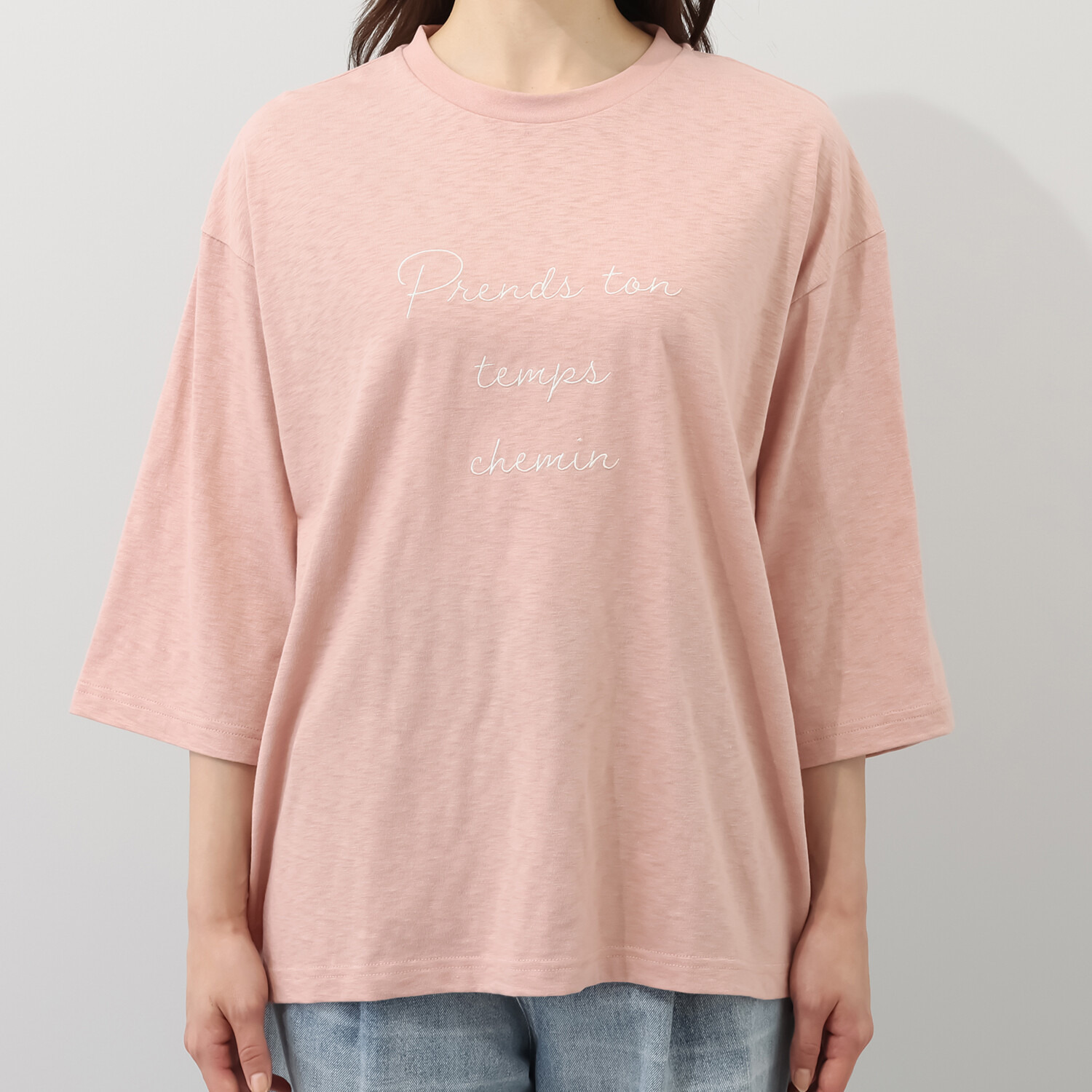 エムエムオー 刺しゅうのロゴが目を惹く 綿１００％ 七分袖 クルーネックＴシャツ