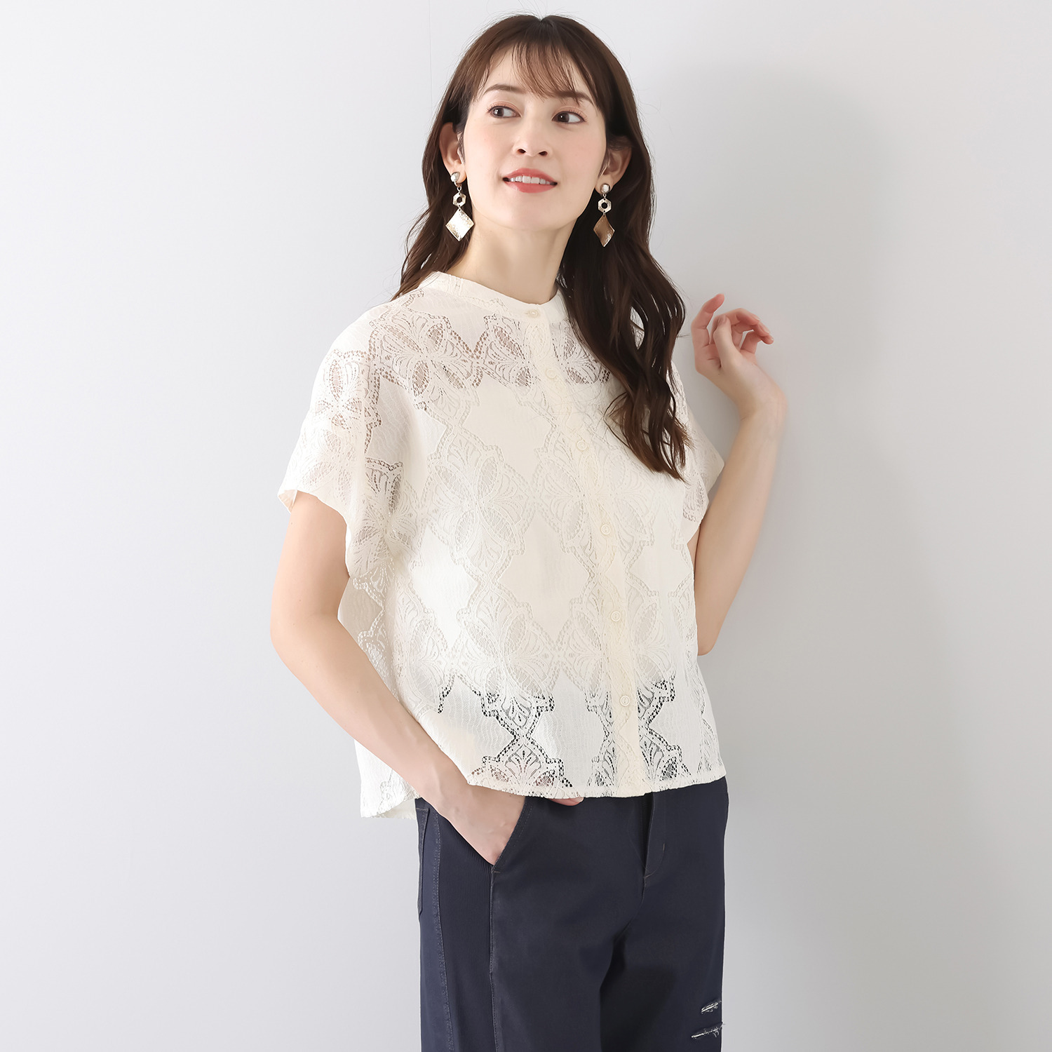 アトリエ　クース アラベスク柄が華やか １枚で主役になる スクエアレースブラウス