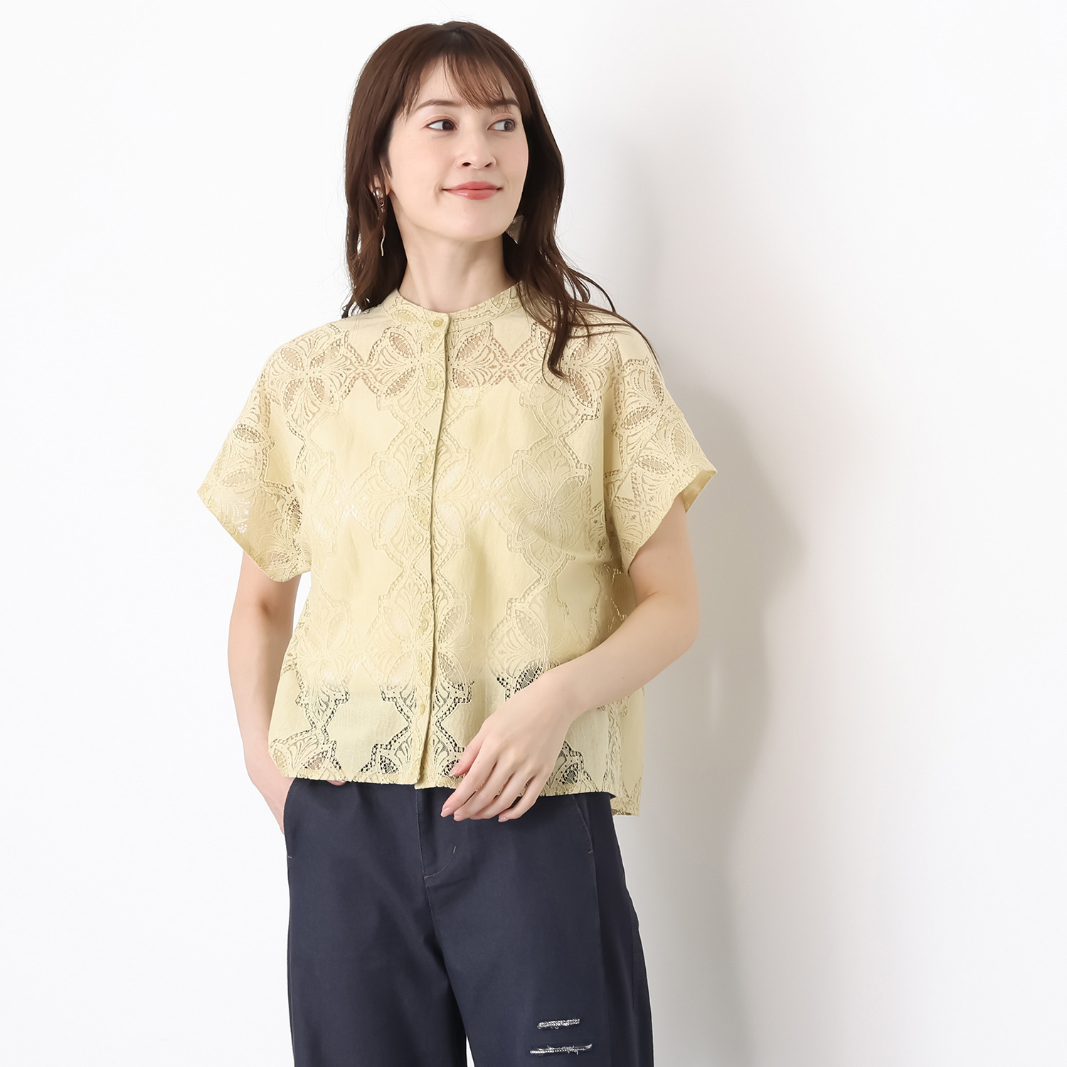 アトリエ　クース アラベスク柄が華やか １枚で主役になる スクエアレースブラウス