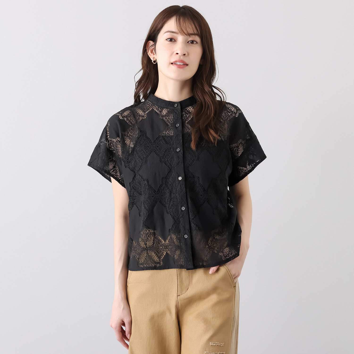 アトリエ　クース アラベスク柄が華やか １枚で主役になる スクエアレースブラウス