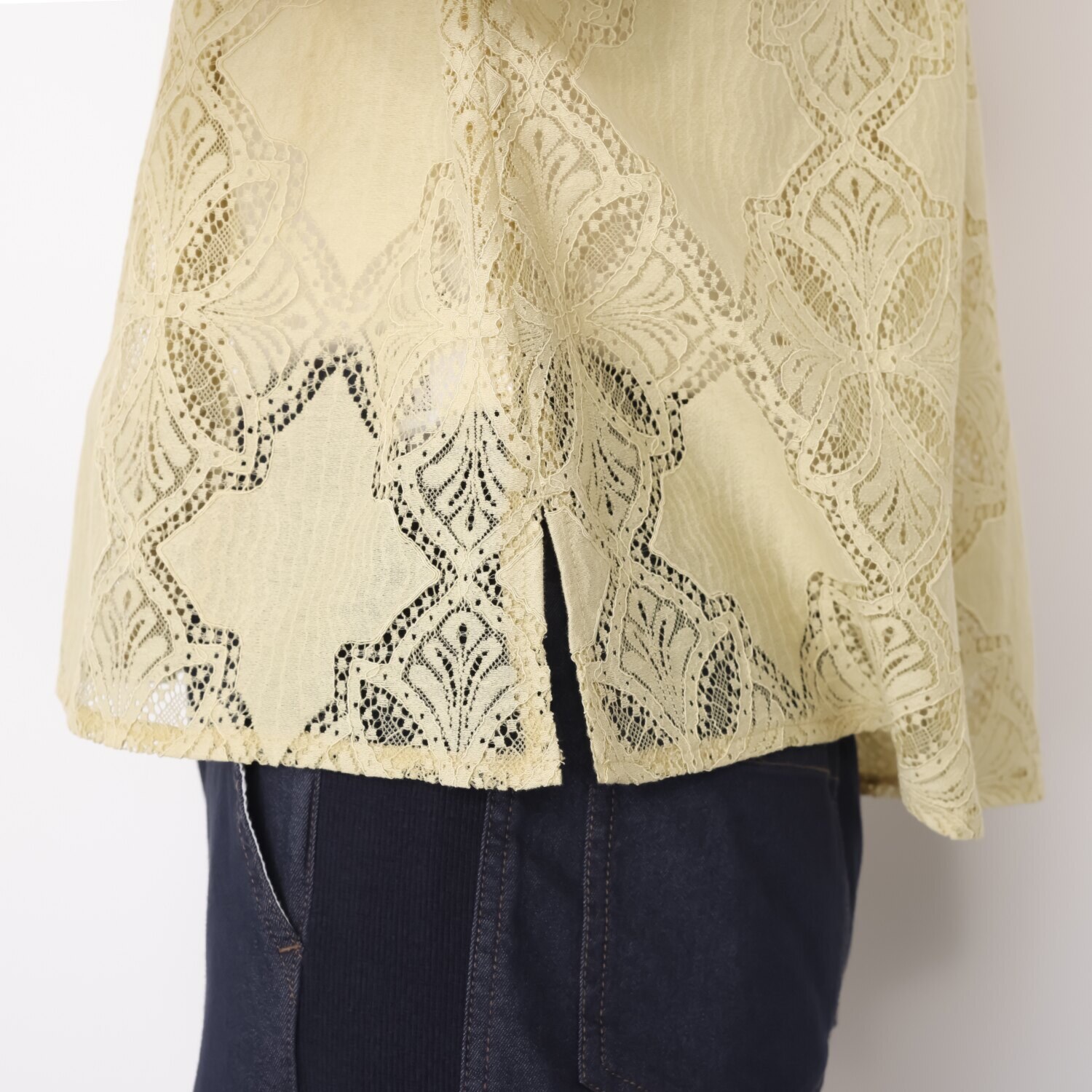 アトリエ　クース アラベスク柄が華やか １枚で主役になる スクエアレースブラウス