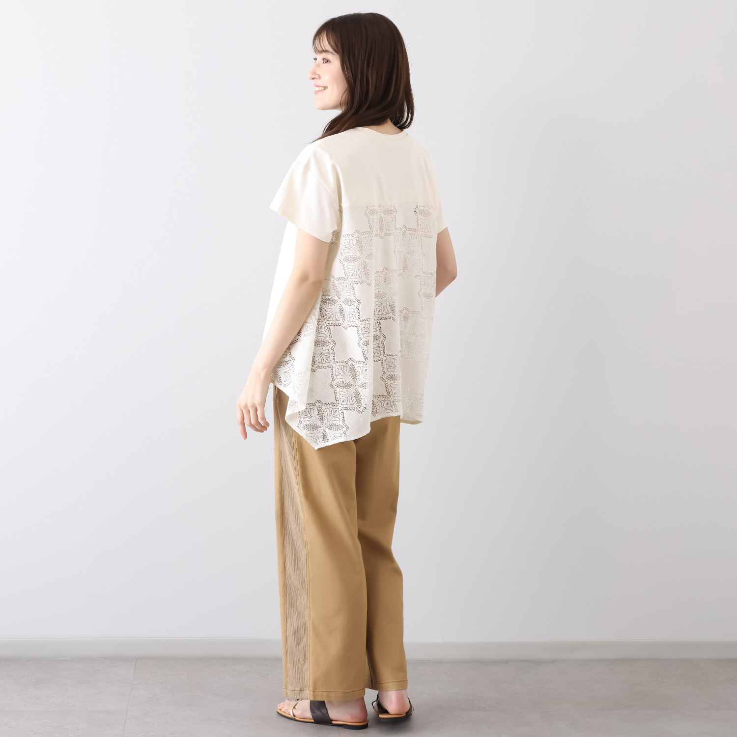 アトリエクース シンプルな中に さりげない華やぎをプラス バックレース カットソープルオーバー