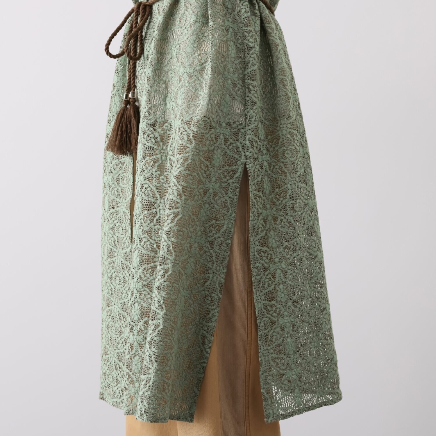 アトリエ　クース バイカラーのレースが 日常に特別感を レースロングジレ