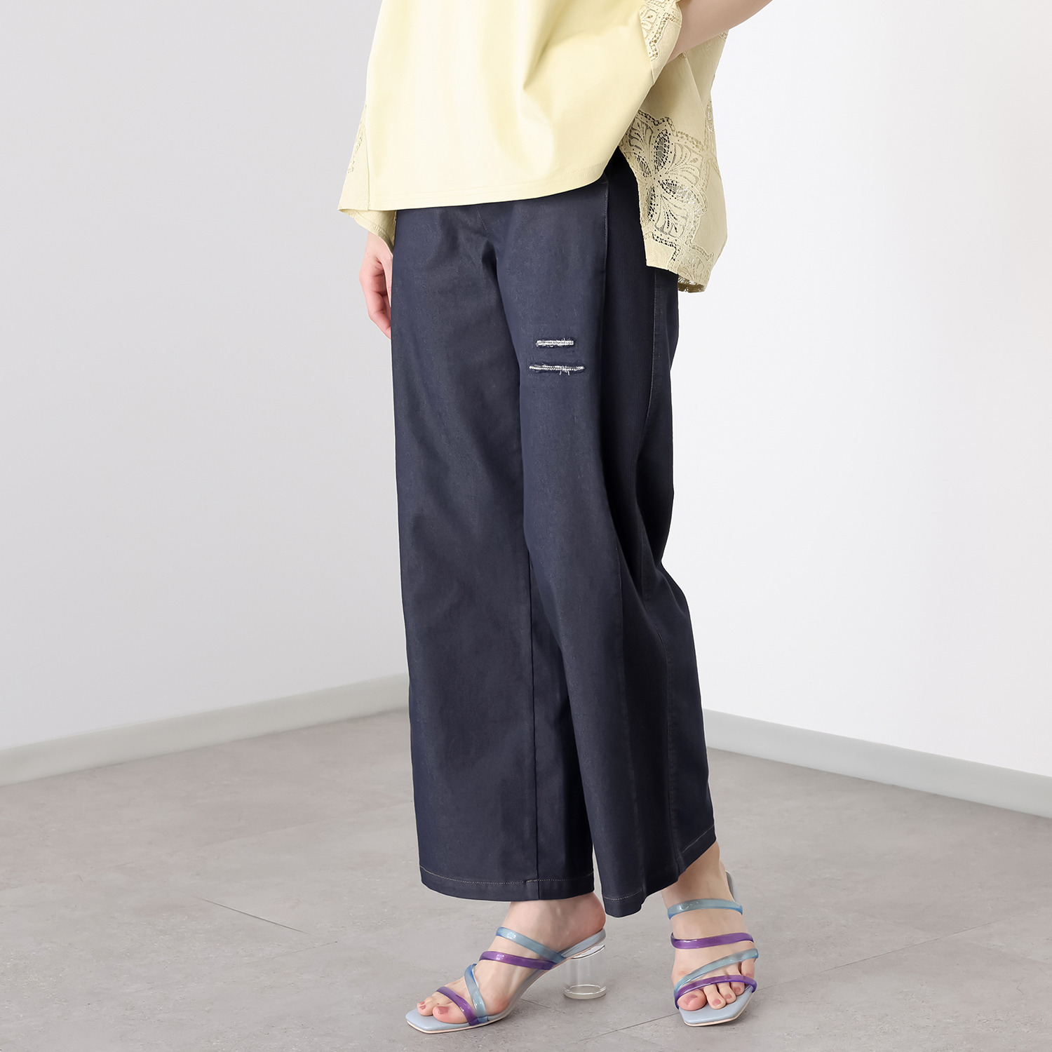 アトリエ　クース ラインストーンが さりげないアクセント ソフトデニム風パンツ