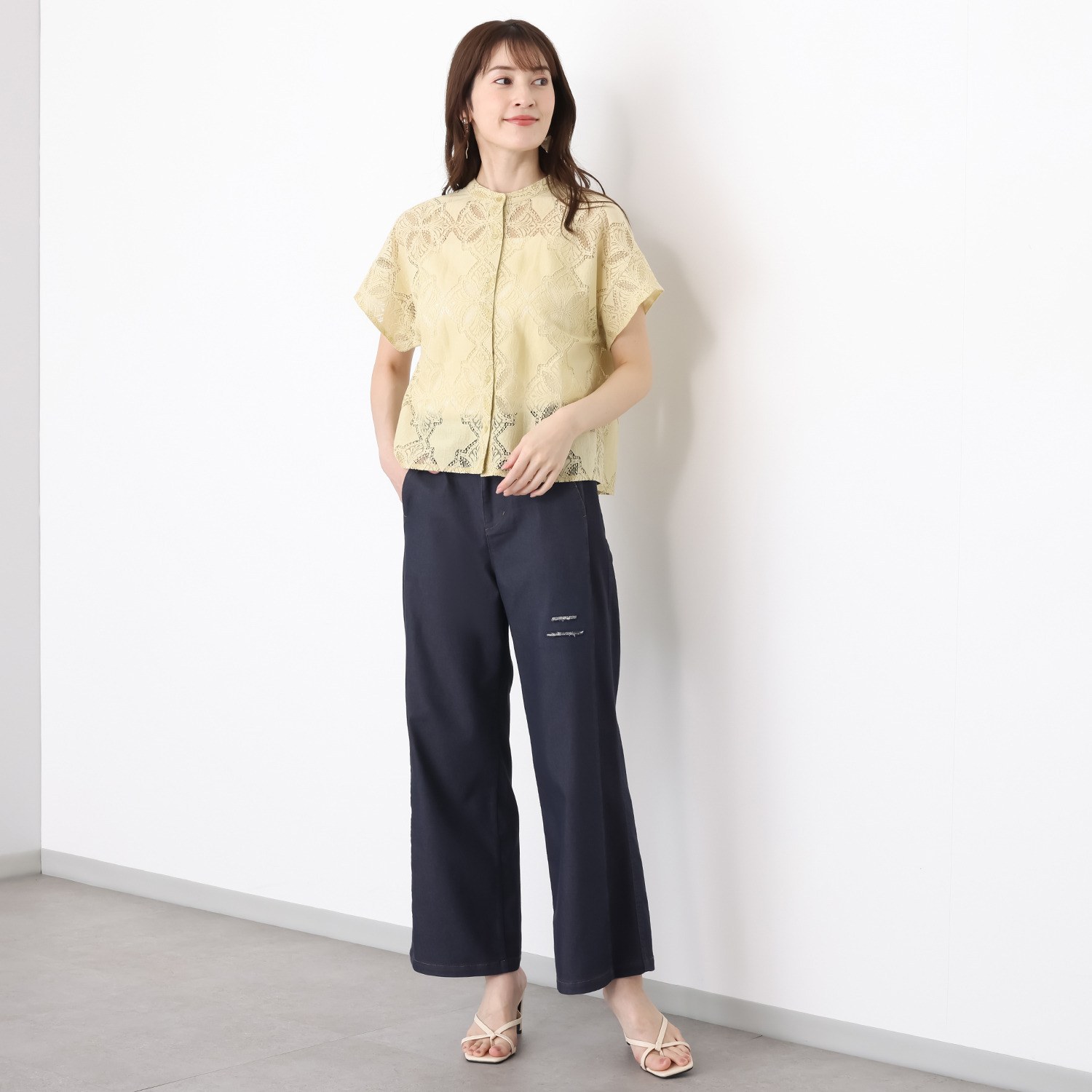 アトリエ　クース ラインストーンが さりげないアクセント ソフトデニム風パンツ