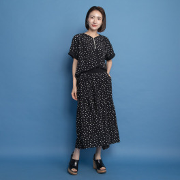 オルテンジア ちょうど良い大人ドット柄 シックに装う ティアードスカート