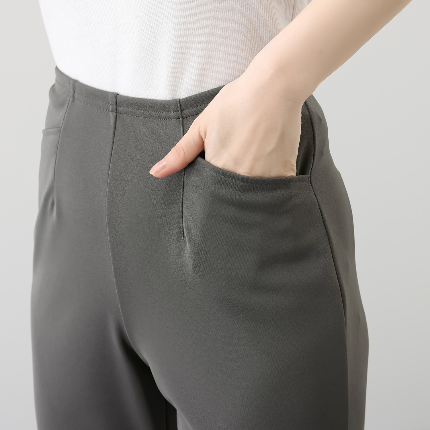上質ごこち ＵＶカット・接触冷感 ストレートパンツ ＜股下７０ｃｍ＞