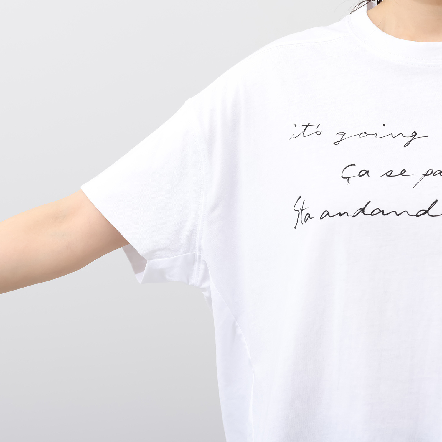 ウノ・ウノ・ドゥーエ ゆったりシルエット オリジナル手書きロゴ プリントＴシャツ