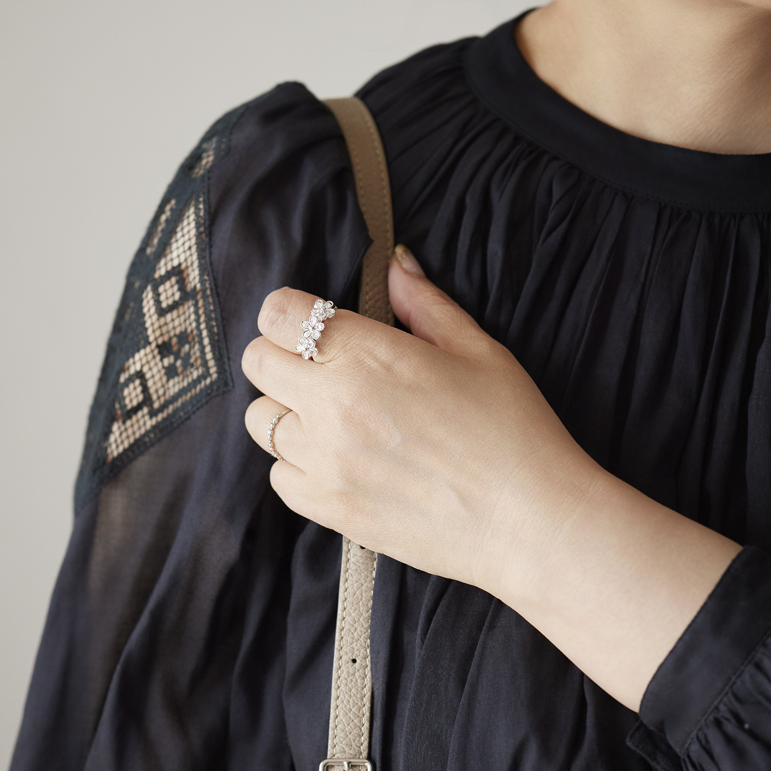 シマ・リリアーナ ＣＺ フラワーモティーフ リング