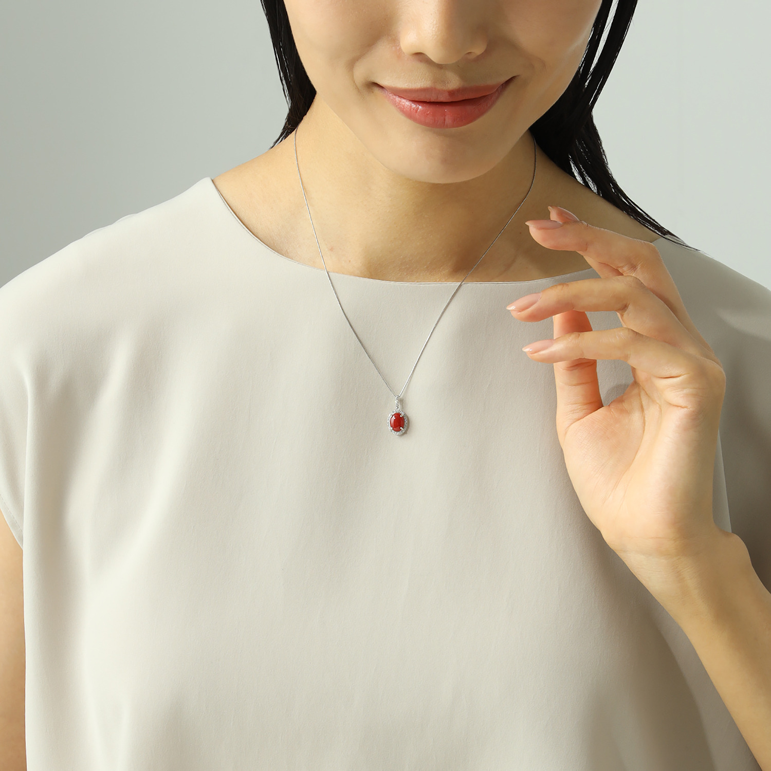 香瑚 プラチナ９００＆８５０ 高知県産血赤珊瑚＆ ダイヤモンド オーバルカボション 取り巻きデザイン ペンダント