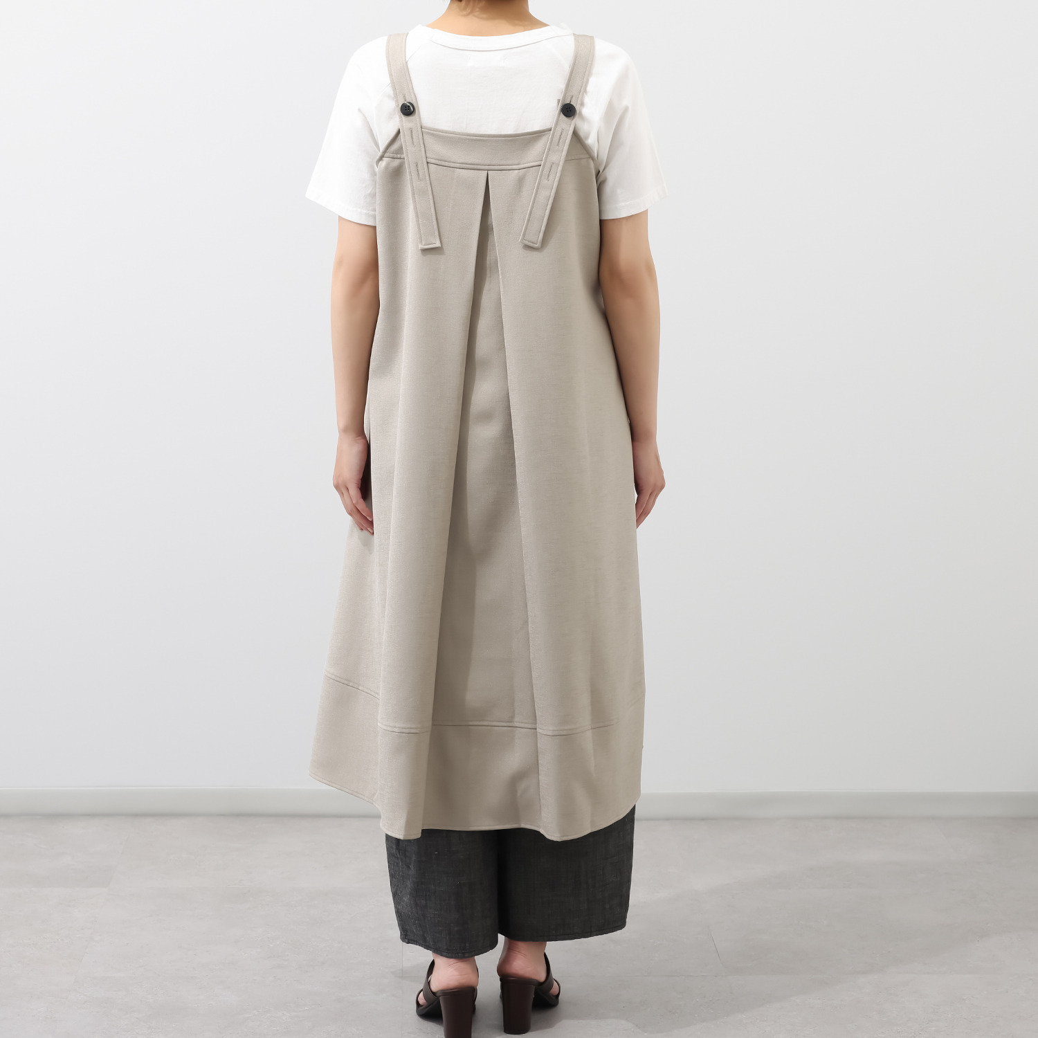 ヒロコ　デシネール ランダムシボが美しい サラリリッチ素材 ふんわりカーブシルエット ジャンパードレス