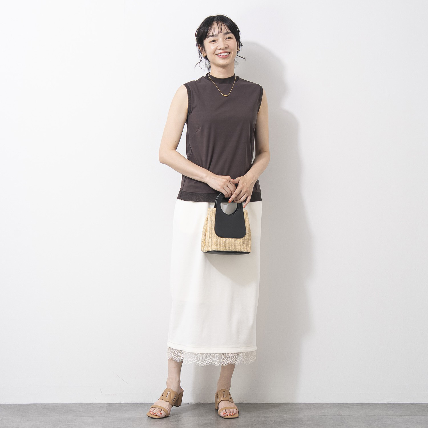 オン　ザ　エッジ 裾レースとＩラインが大人 ウエストマルっとゴム仕様 接触冷感が気持ちいい スリットナロースカート