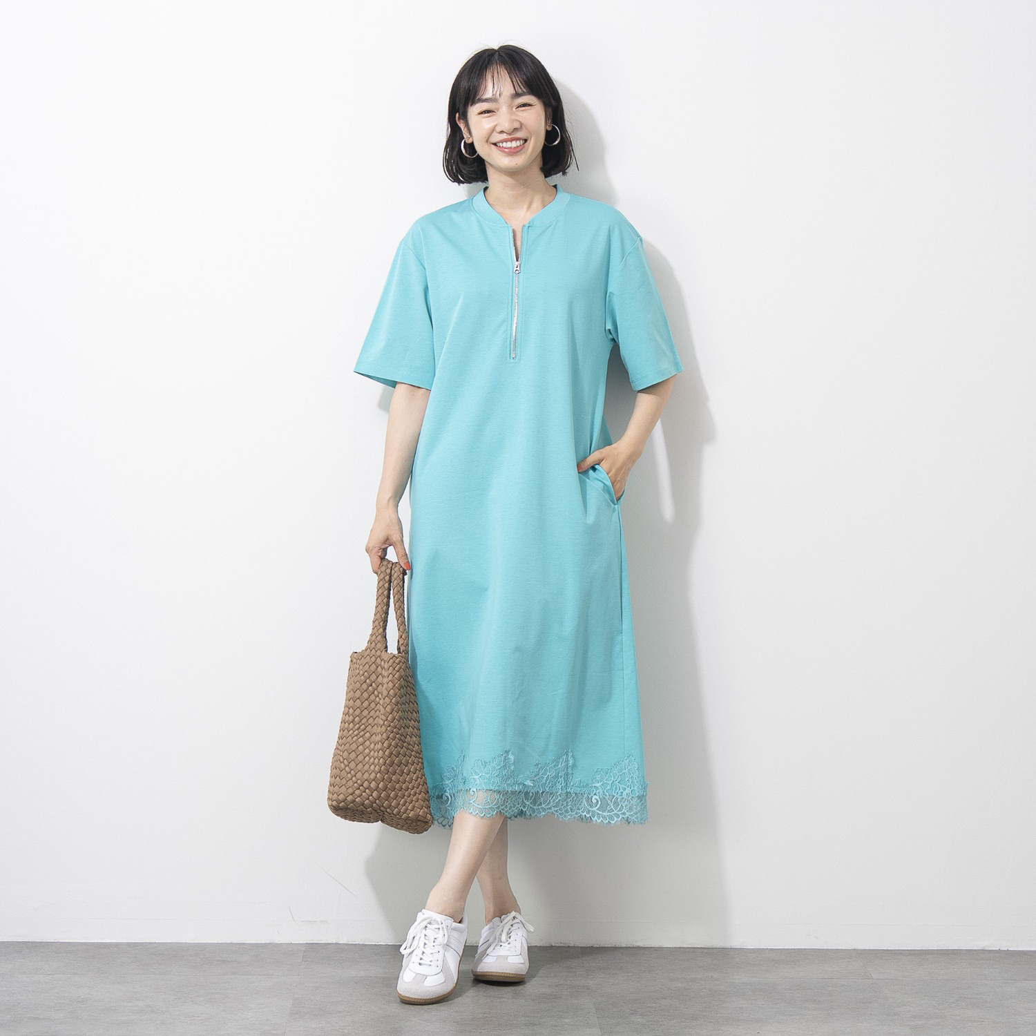 オン　ザ　エッジ フロントジップがきらり ボディに風通る 接触冷感が気持ちいい 裾レースワンピース