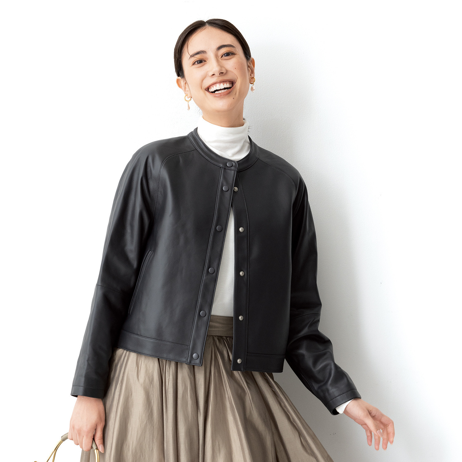 メリオン しなやかラムレザーで 柔らかく日常になじむ ラグランスリーブの ノーカラージャケット