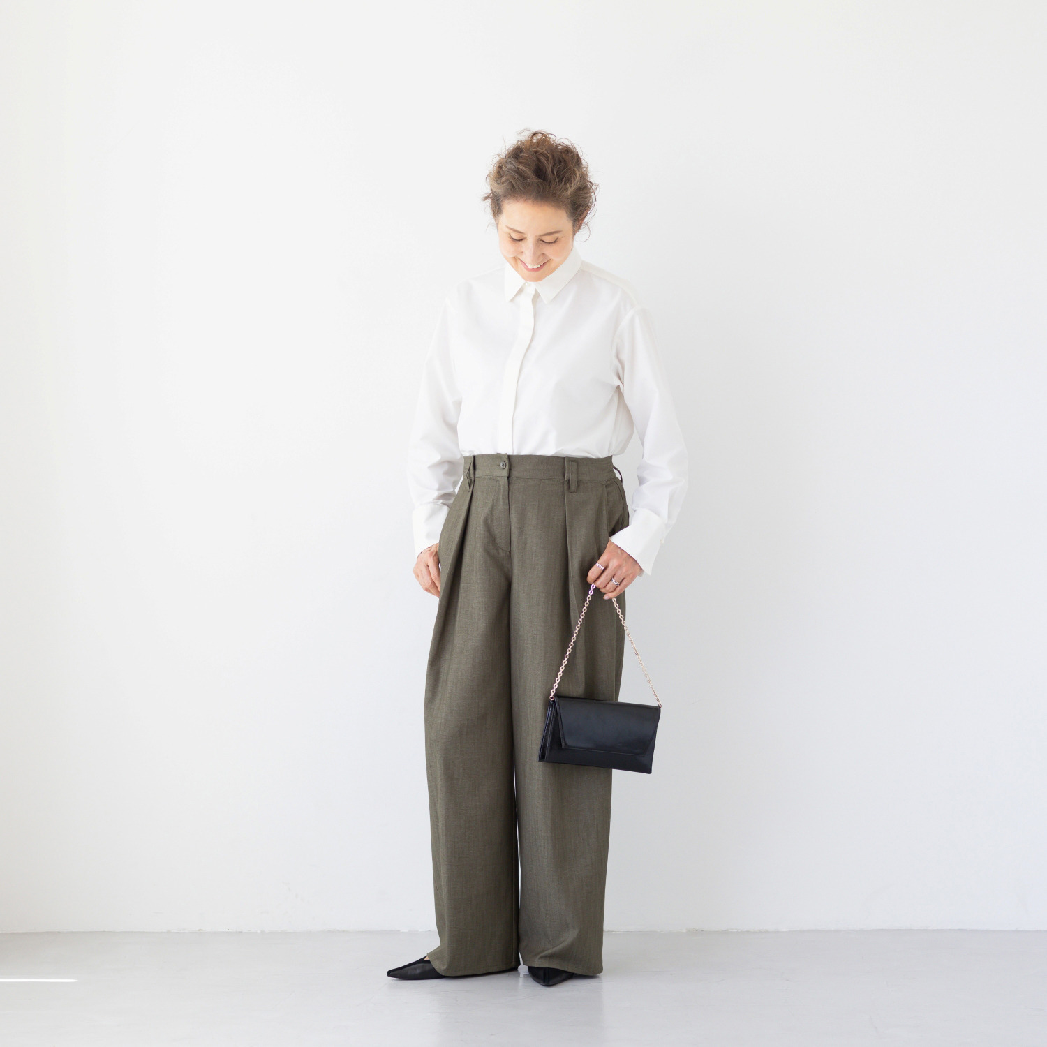 アンドスピカ ストレッチツイル タックパンツ