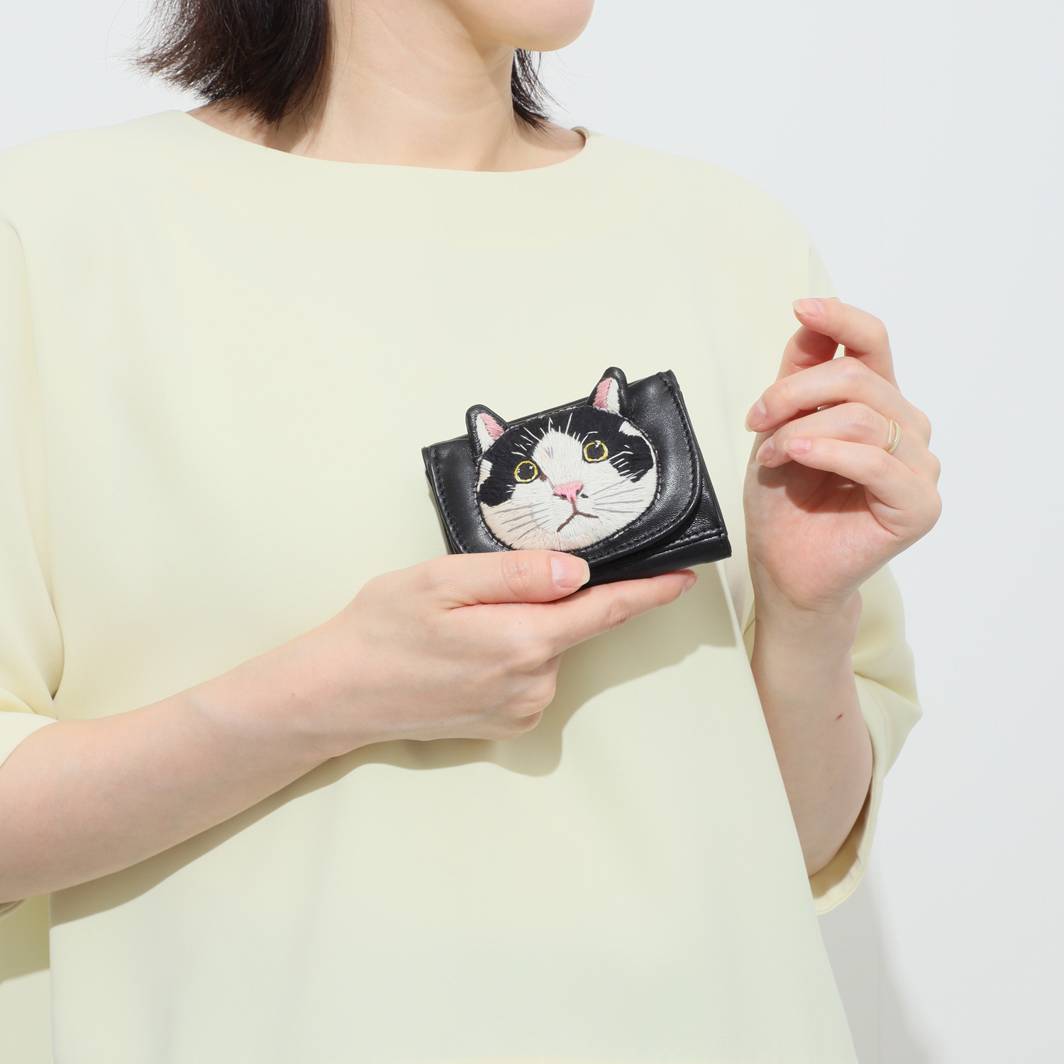 タマオワールド 猫フェイスシリーズ 持ち運ぶアートのような 立体手刺しゅう コンパクト財布