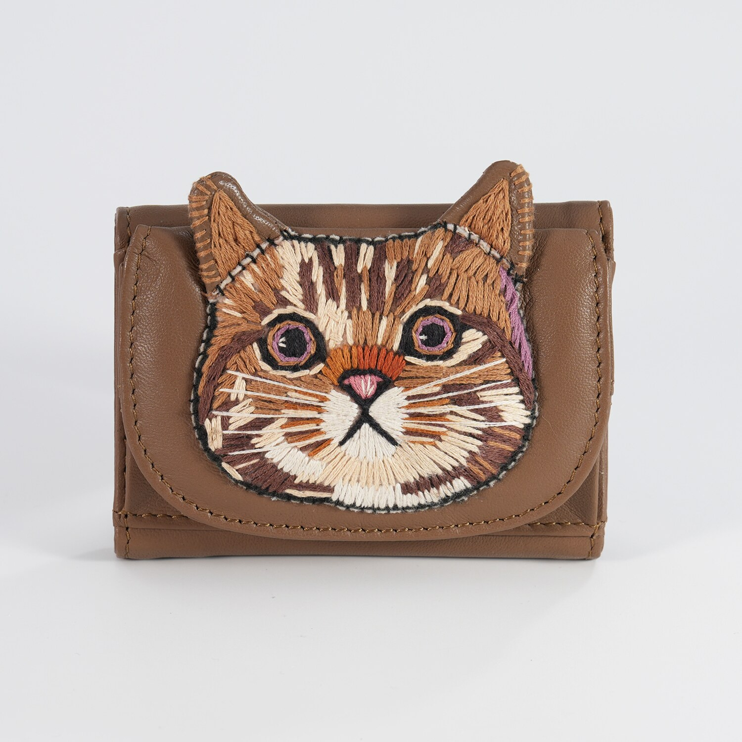 タマオワールド 猫フェイスシリーズ 持ち運ぶアートのような 立体手刺しゅう コンパクト財布