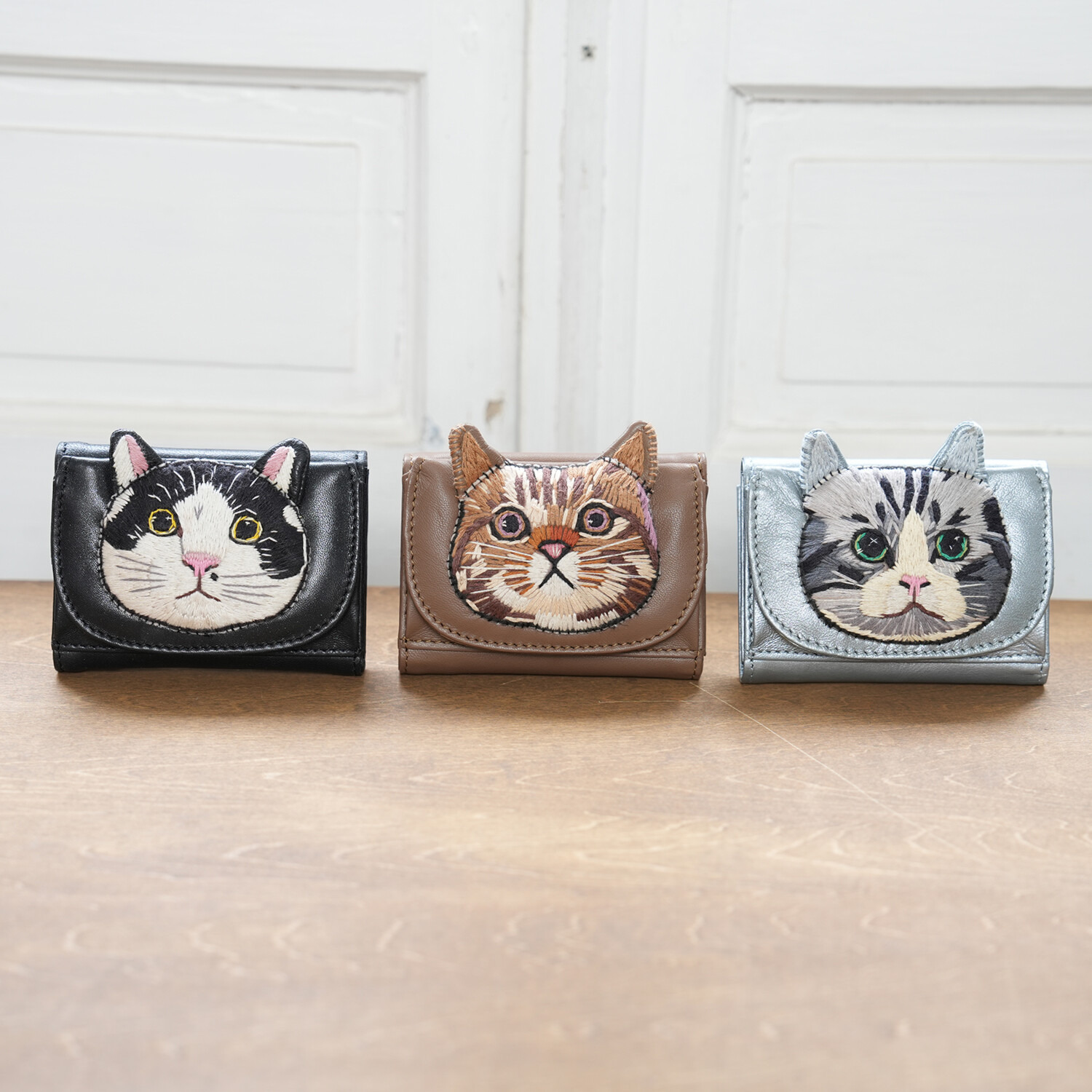 タマオワールド 猫フェイスシリーズ 持ち運ぶアートのような 立体手刺しゅう コンパクト財布