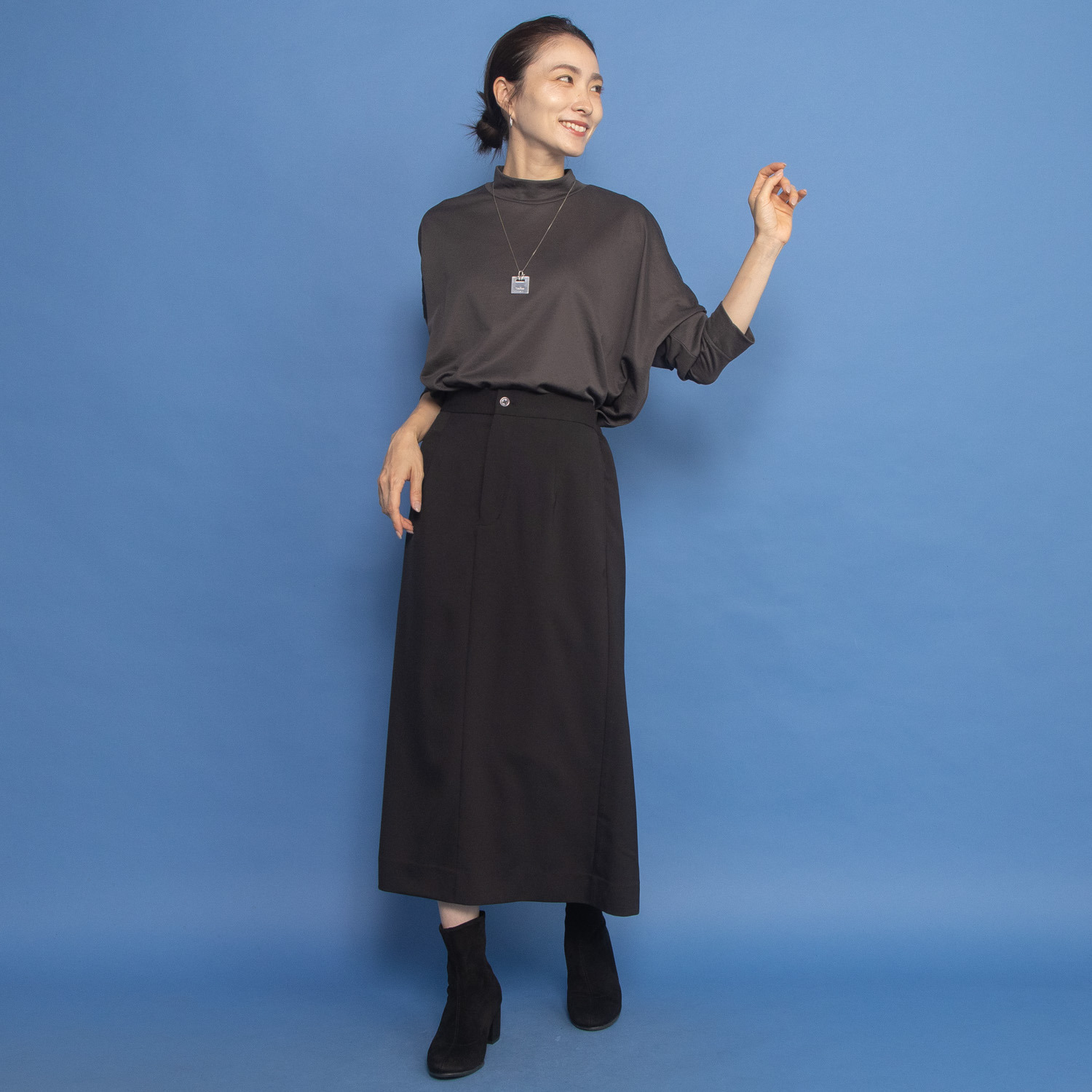 ヤエアジュテ スリットなしで歩きやすい 後ろ姿も優雅な Ｉラインスカート