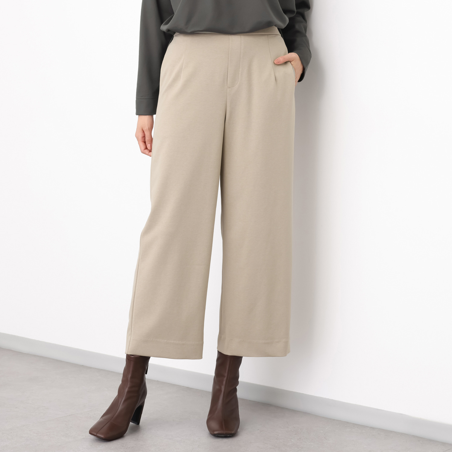 ヤエアジュテ イージーにはけて スタイリッシュに装う ワイドパンツ
