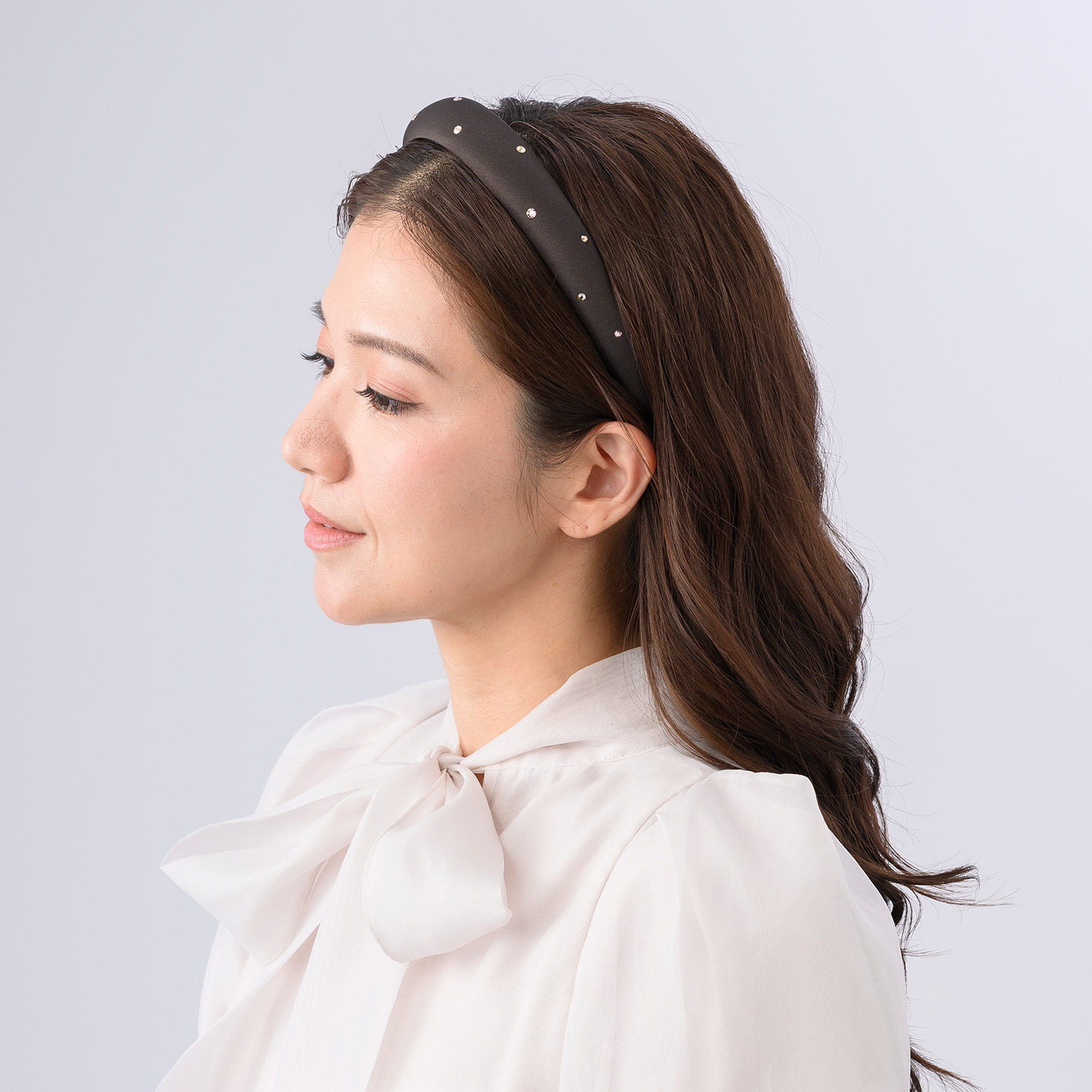 コンプレックス　ビズ 日本製 サテン クリスタルガラス フレキシフィット ヘアバンド