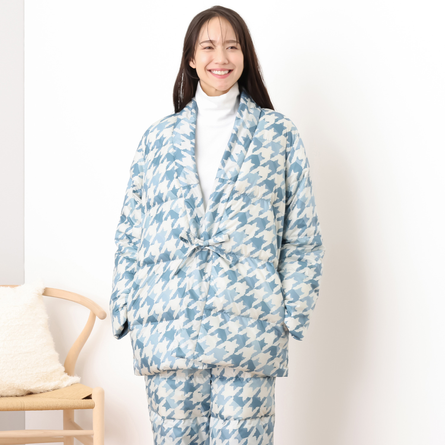 モリリン 高級羽毛を贅沢に使用 軽くてあったか！ ホワイトダックダウン 羽毛ハンテン ＜Ｍ〜Ｌ、ＸＬ＞