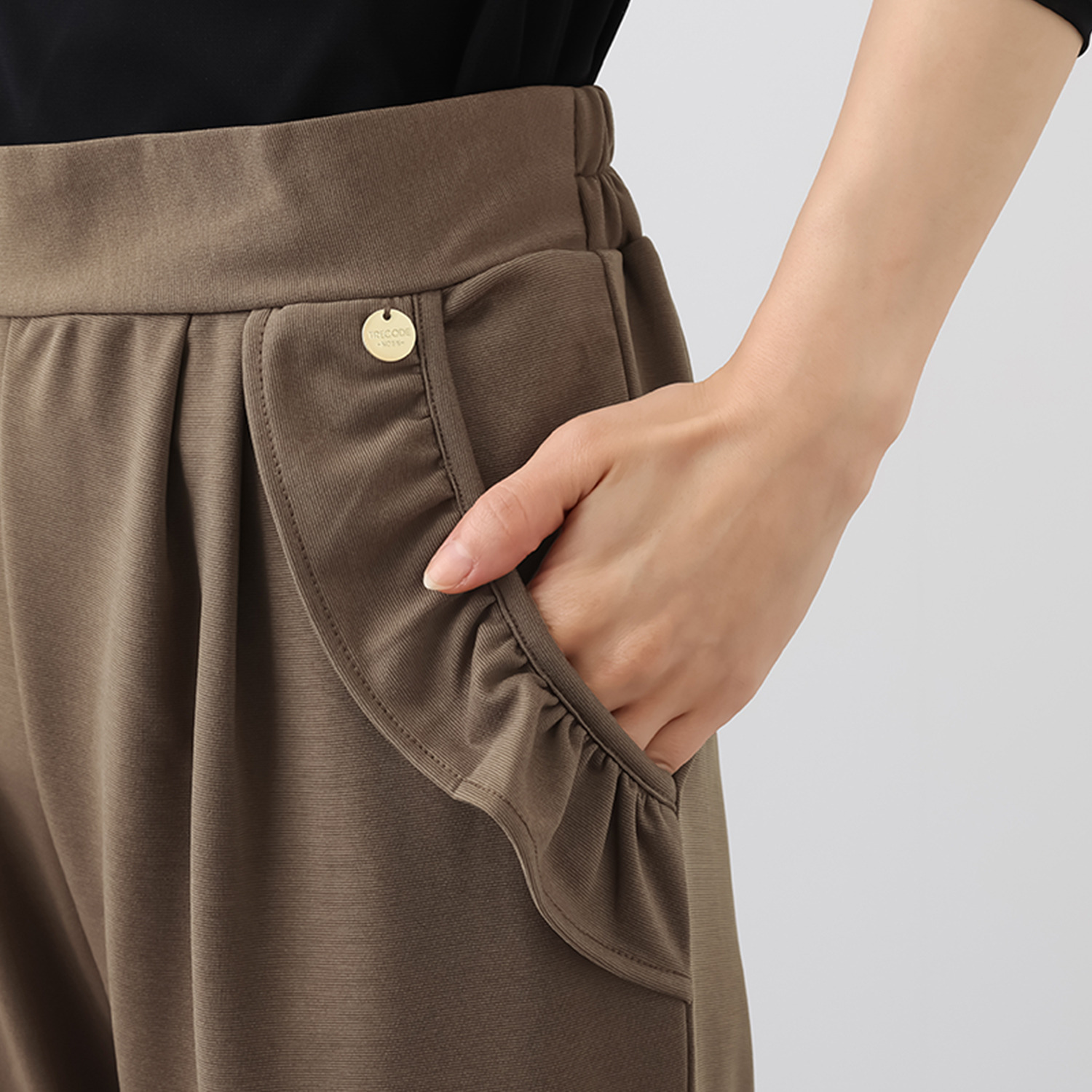 トレコード　コウベ フリルアクセント ストレッチジャージー テーパードパンツ