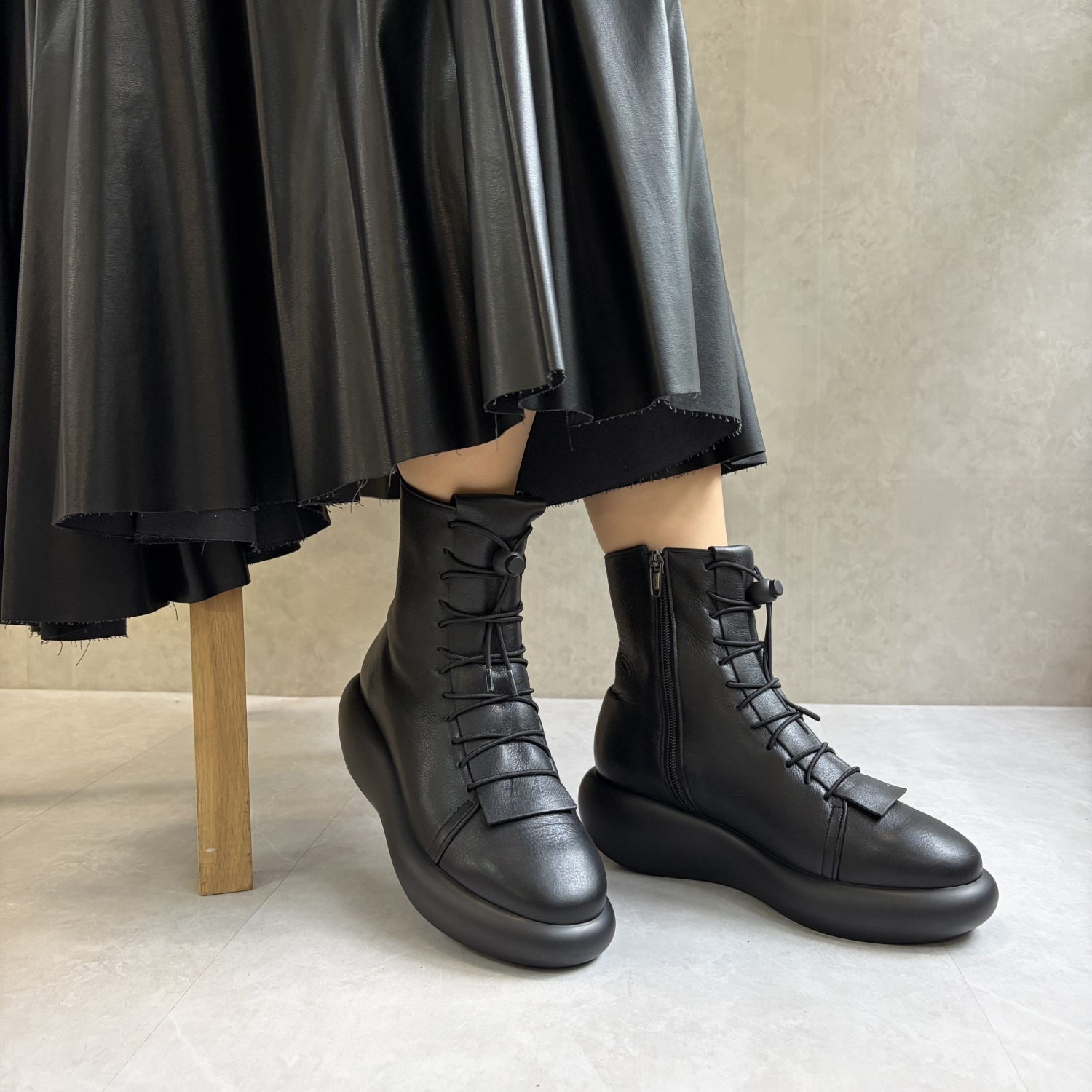 ヒナ　デイグリーン 日本製 姫路レザーをまとう 大人のレースアップ 厚底ショートブーツ