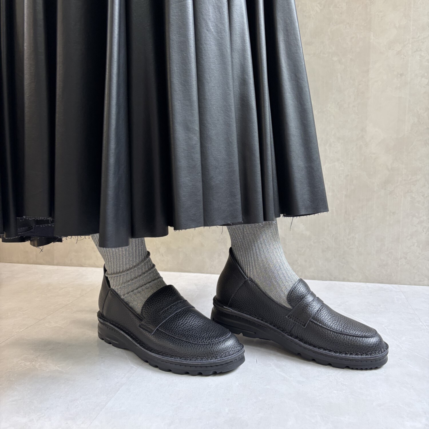 ＪＳハートレーベル ＜日本製＞ はっ水姫路レザー 立ったまま履ける ワンツーゴー！ 軽量ローファーシューズ