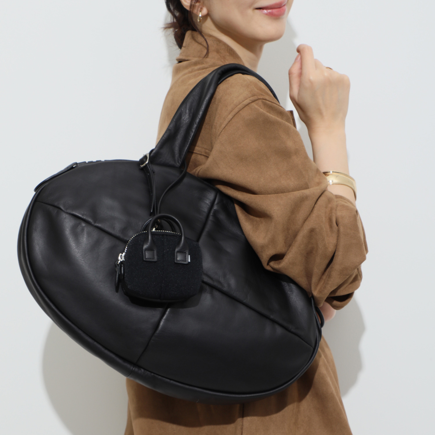 ｋａｗａ−ｋａｗａ “ｍｉｎｉ　ｗｅｔ” 牛革ハンドル ストラップ付 ファスナーポーチ
