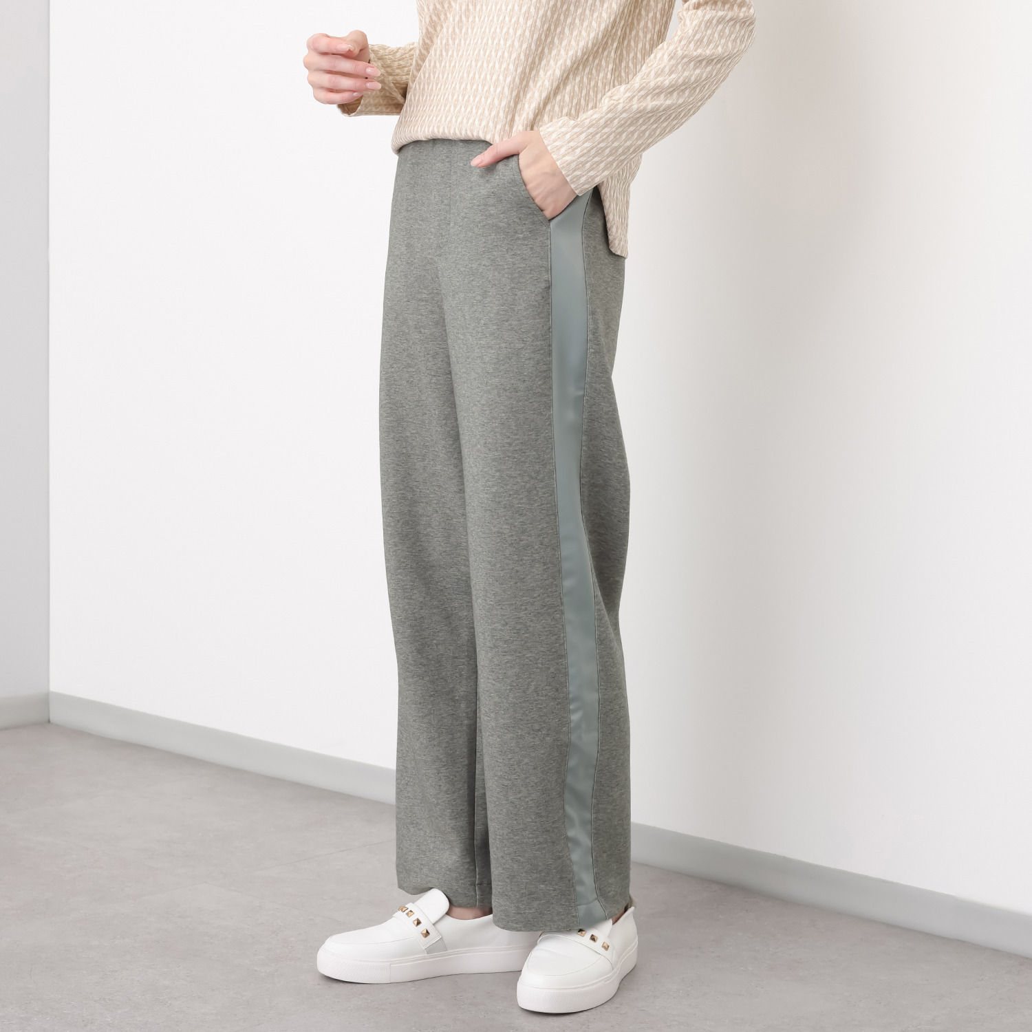 フーア ストレッチポンチ サテンライン ストレートパンツ