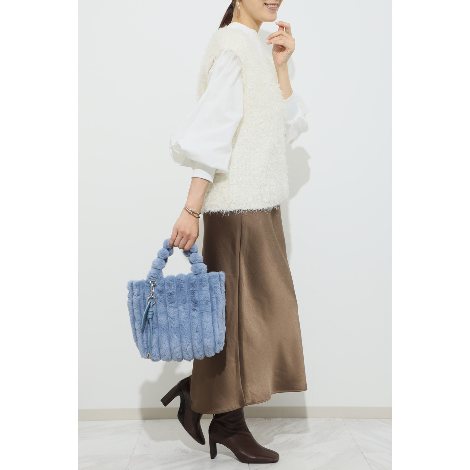 アルトローズ 便利な２ウェイ仕様 大人かわいい ふんわりエコファーバッグ ＜チャーム付＞