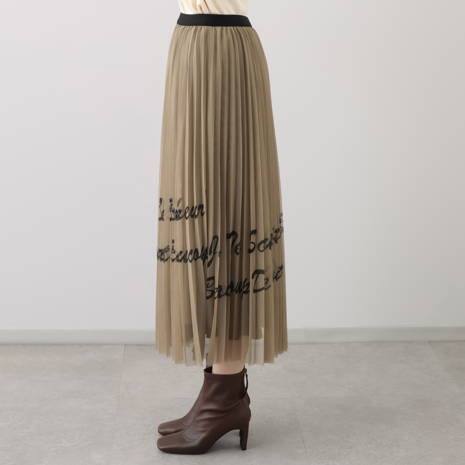 アペーナ シアープリーツ ロゴ入りスカート