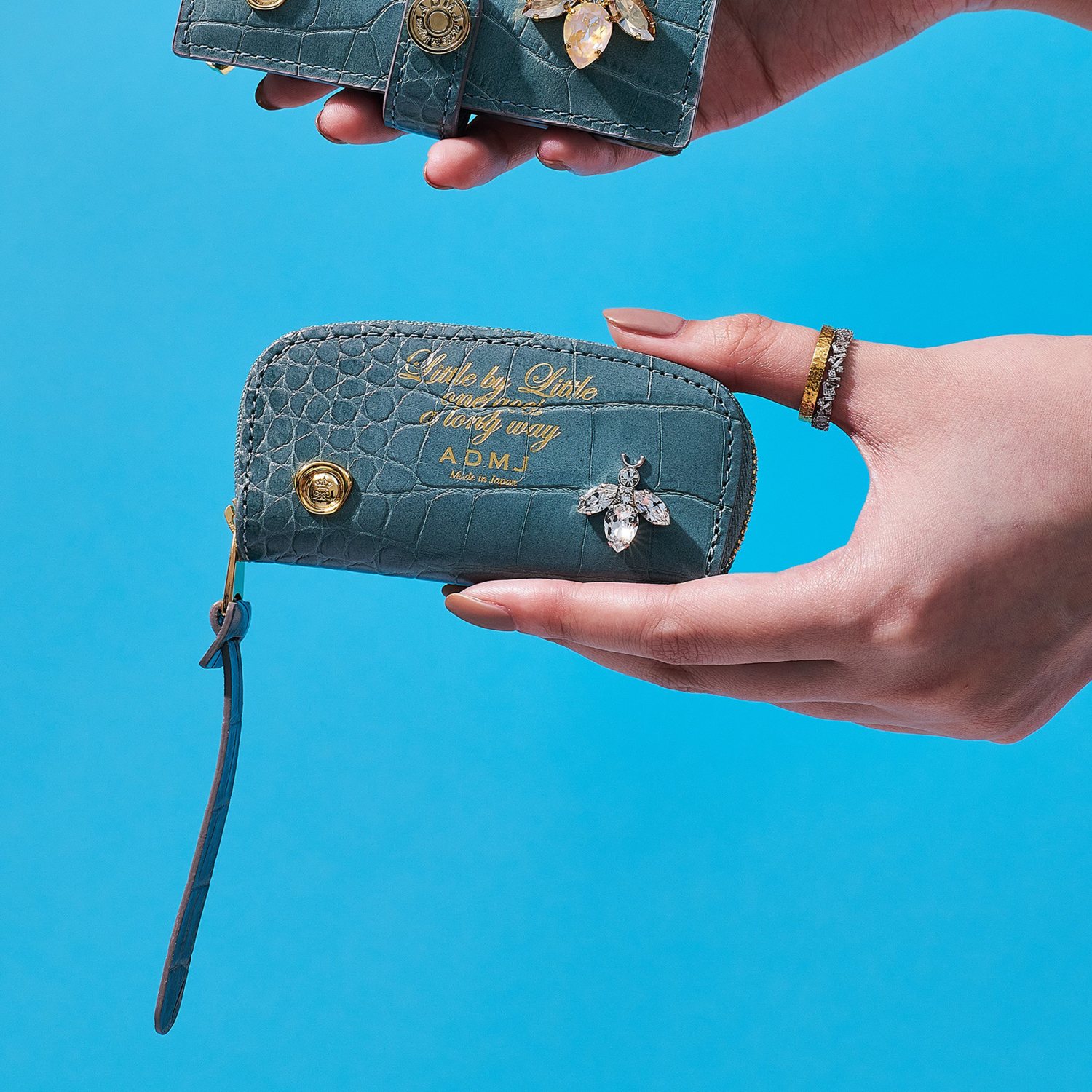 A.D.M.J ＴＨＥ　ＢＥＥ 牛革クロコダイル型押し ケース エーディーエムジェイ THE BEE 牛革クロコダイル型押し コイン