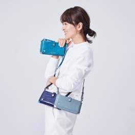 エーディーエムジェイ 牛革クロコダイル型押し スマホポシェットへの 