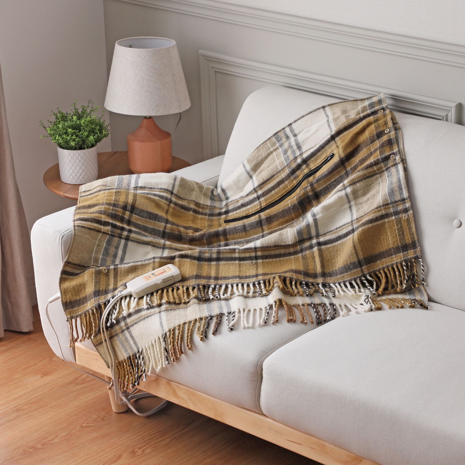 腕を通して、腰に巻いてと シーンに合わせて マルチに活躍！ 洗える電気ひざかけ