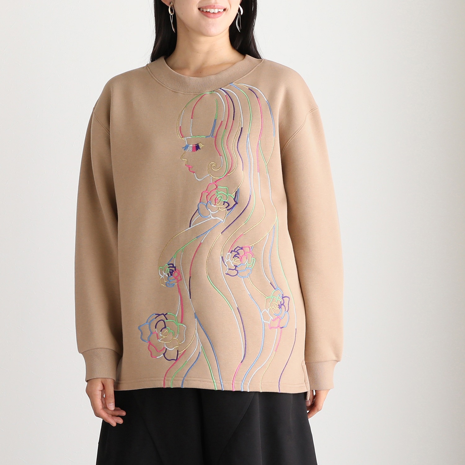 スカラー 裏起毛 レインボー刺しゅう 女の子モティーフ プルオーバー