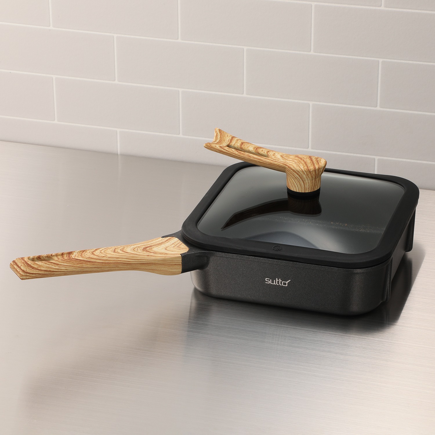 ＜２０ｃｍ・フタ付＞ 簡単おいしく料理＆ 立つコンパクト収納！ ｓｕｔｔｏ　フライパン 