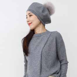 タマミ ワタナベ フォックスファー付 ニットベレー帽 “ポンポン ボー