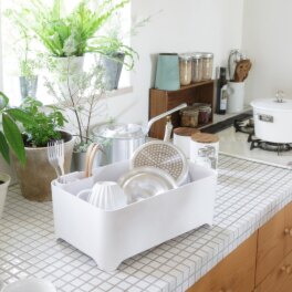 キッチンに合わせ 自由に拡張、配置できる 洗い桶になる 水切りケース＆ 水切りトレー